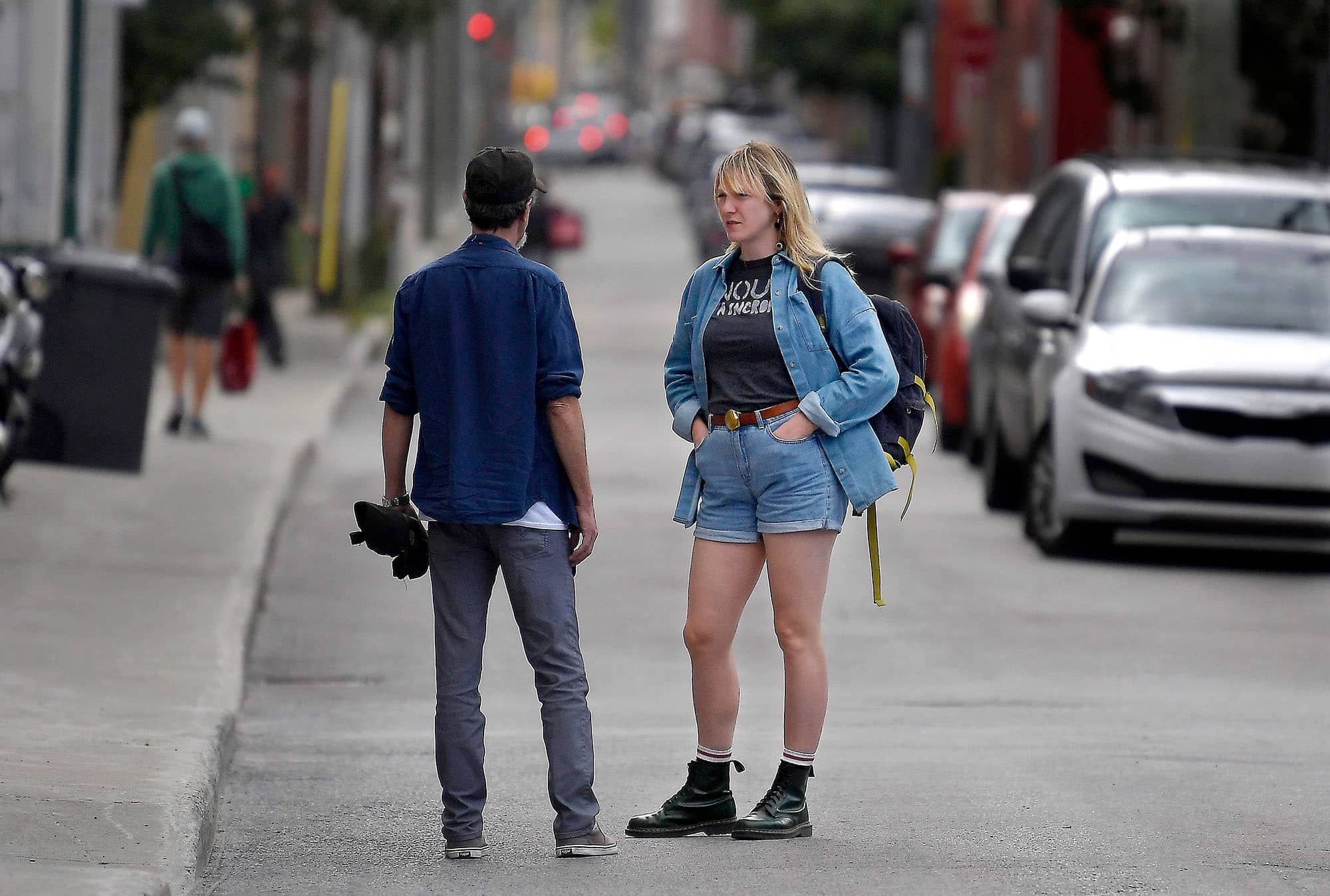 La députée solidaire Catherine Dorion interpellant un citoyen au sujet du tunnel Québec-Lévis vendredi sur la rue de la Reine.