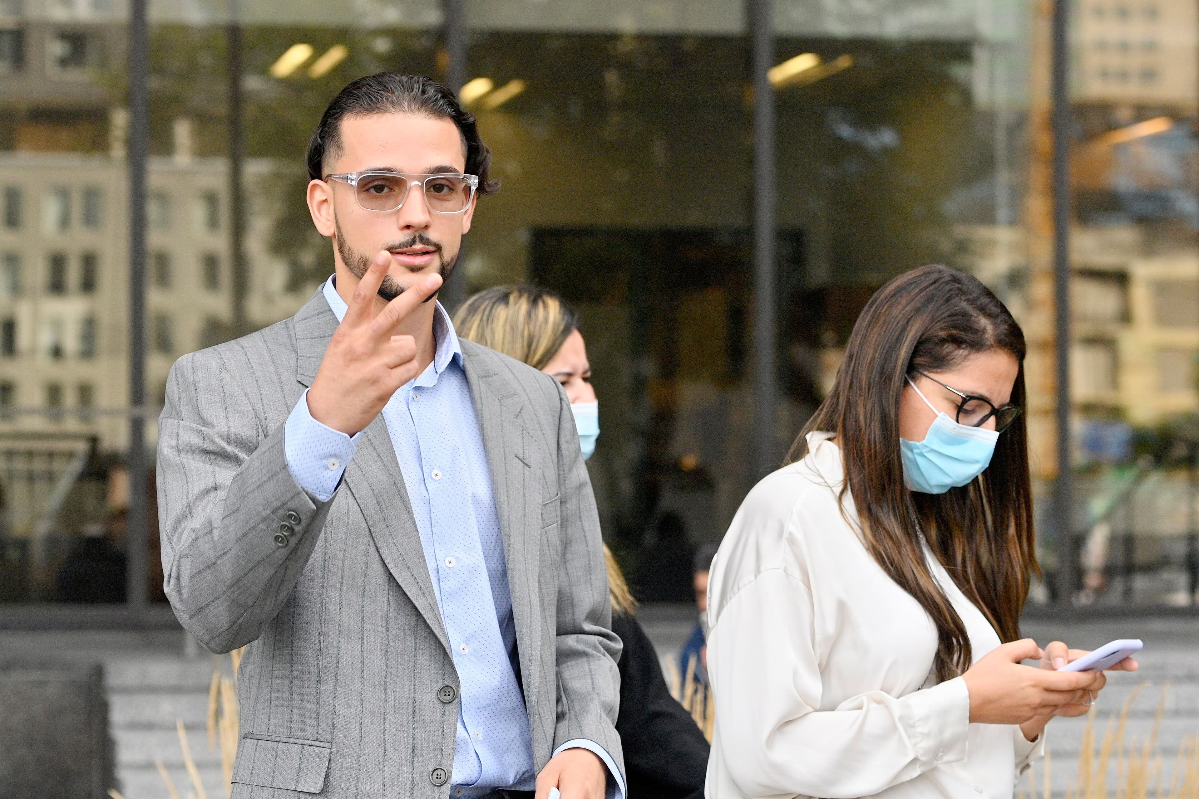 L’accusé Fodil Lakehal fait un signe à notre photographe à la sortie du palais de justice la semaine dernière.