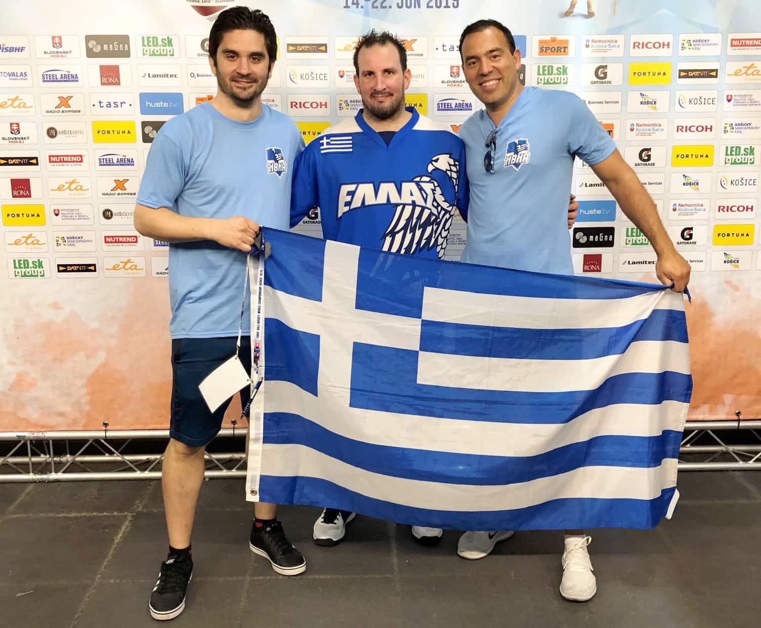 Le Québécois Stefanos Govas (au centre) a représenté la Grèce lors de six Championnats du monde de hockey-balle. Le sportif de 39 ans a succombé très rapidement à la COVID-19, lui qui avait prévu aller se faire vacciner prochainement.