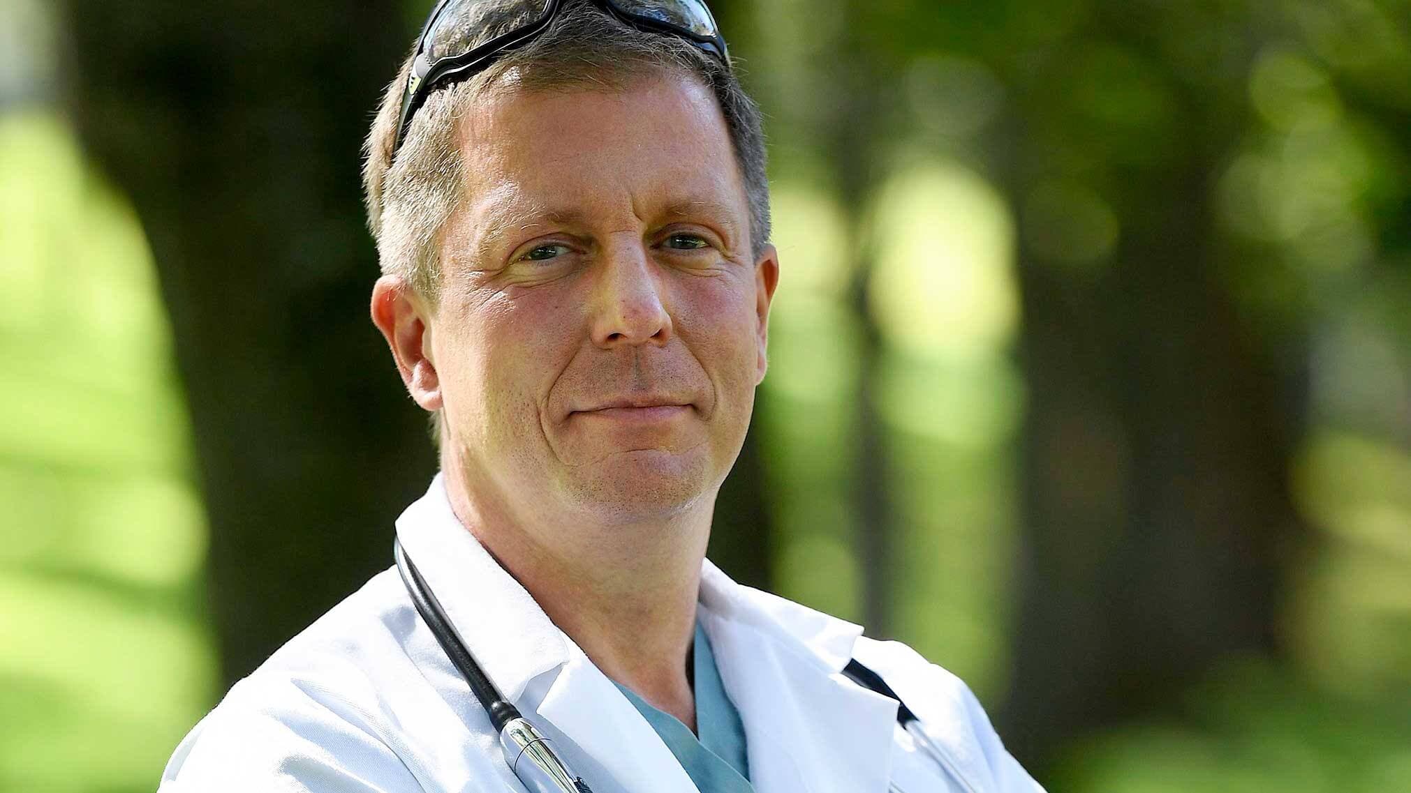 Mathieu Simon, Médecin intensiviste