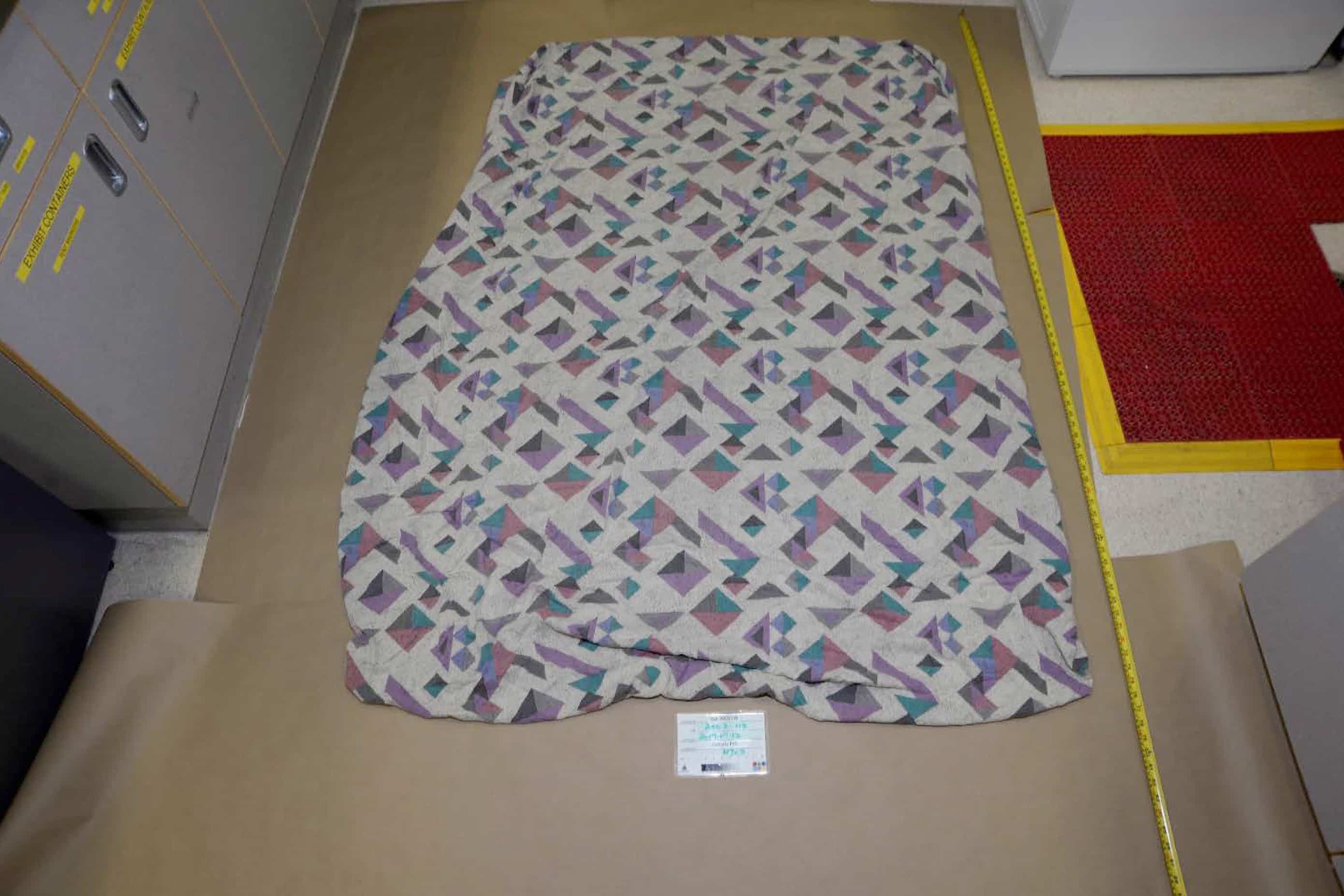 Un drap provenant de la chambre d’Adrienne McColl.