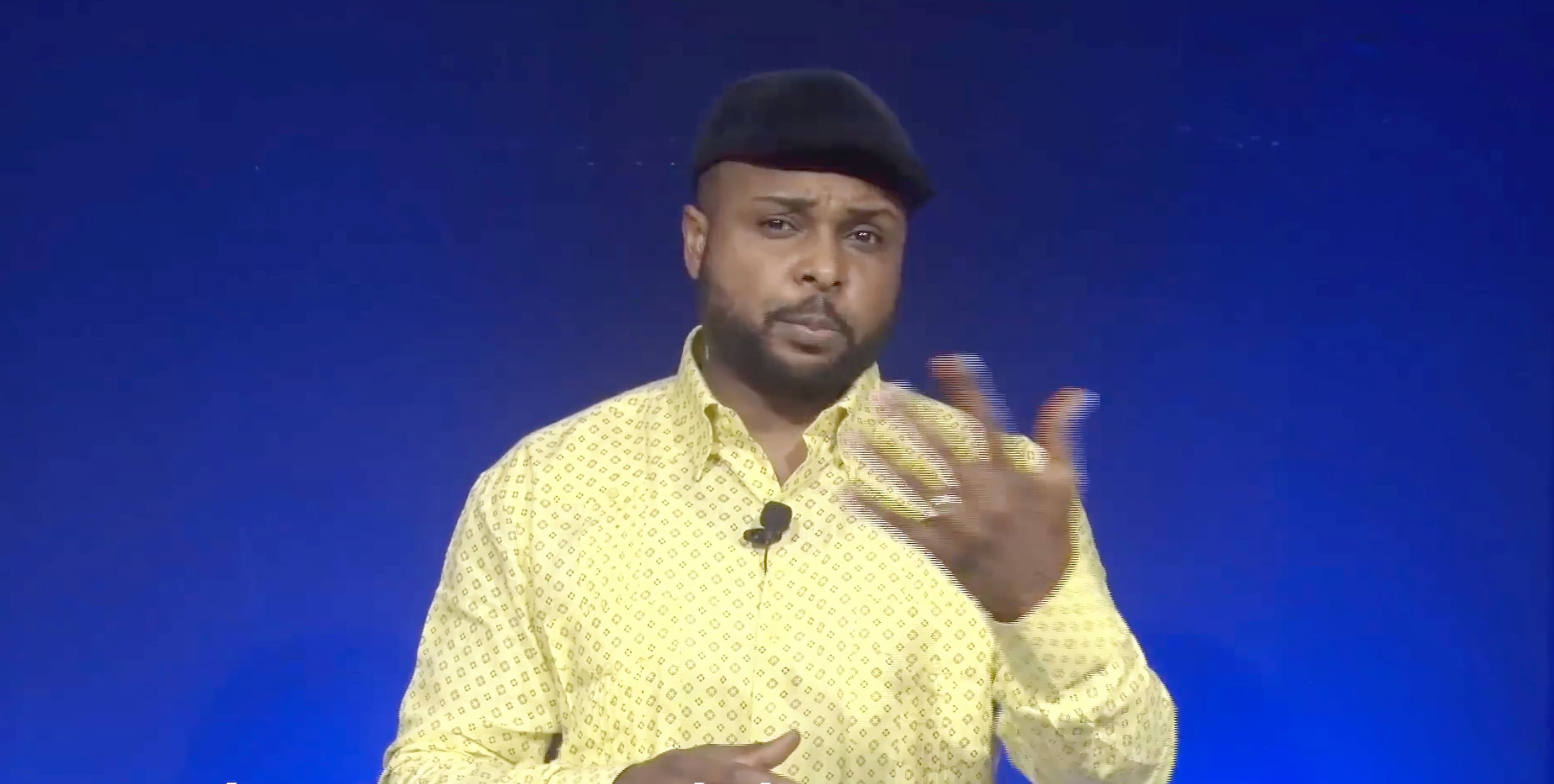 Plus de 1000 personnes ont écouté en direct Paul Mukendi samedi, dont on voit ici une capture d’écran de sa vidéo Facebook. De nombreux adeptes du pasteur ont continué de l’encenser durant sa déclaration.