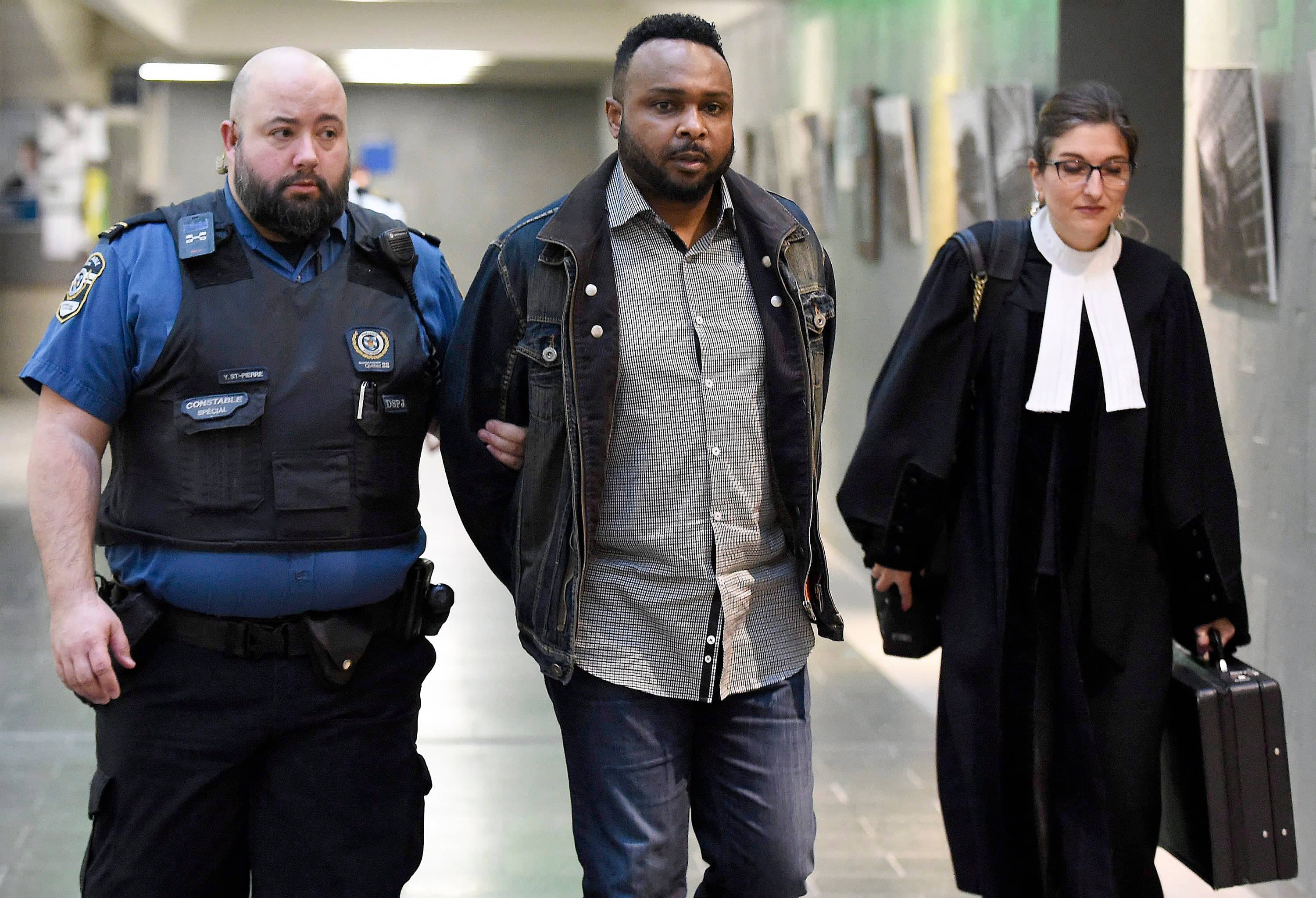 Menotté, Mukendi avait été escorté à sa sortie du palais de justice de Québec, le 27 février 2020, après avoir reçu une peine de huit ans de prison.