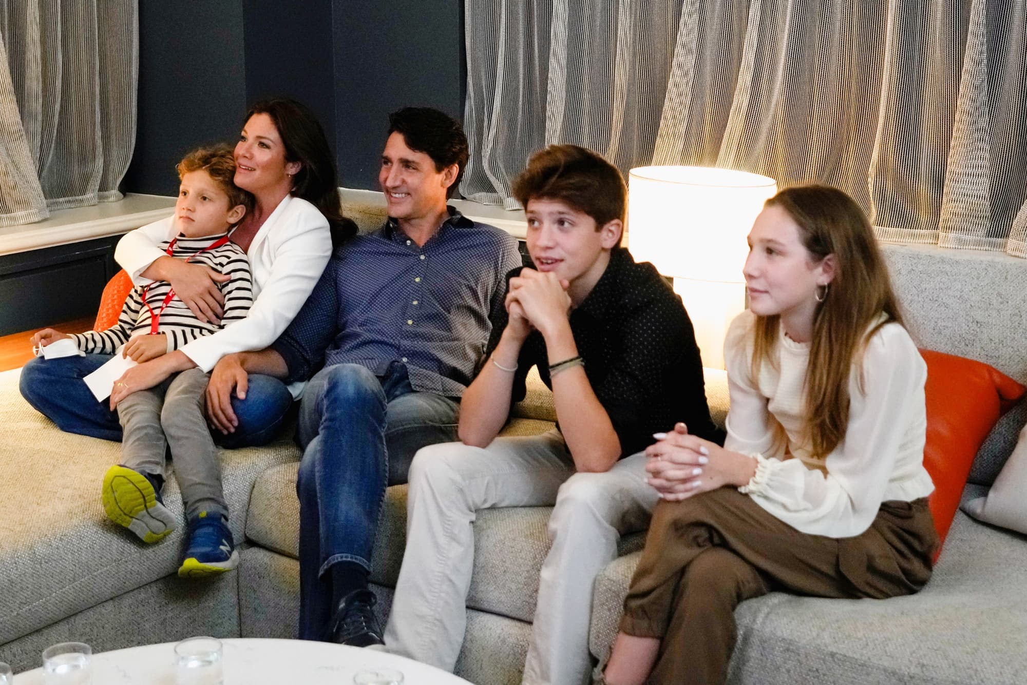 Le chef du Parti libéral du Canada, Justin Trudeau, a suivi avec attention hier la soirée électorale à la télévision dans une chambre d'hôtel du Fairmont Le Reine Elizabeth, à Montréal, en compagnie de son épouse, Sophie Grégoire Trudeau, de ses fils, Hadrien (7 ans) et Xavier (13 ans), ainsi que de sa fille, Ella-Grace (12 ans).