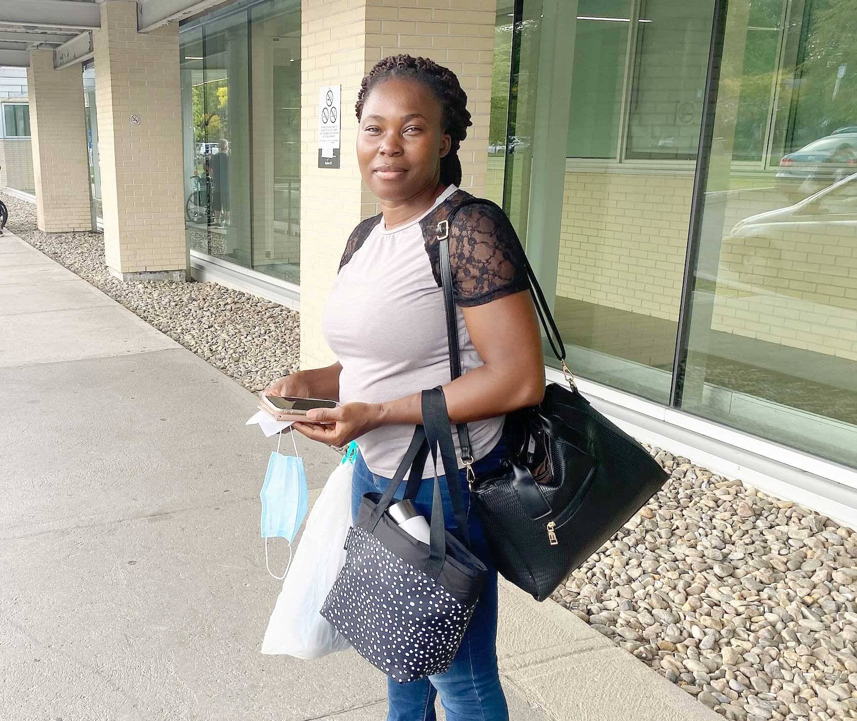 Marina Ndah, 31 ans, est infirmière à l’Hôpital Maisonneuve-Rosemont de Montréal. Elle dénonce le fait que les primes annoncées jeudi pour les infirmières sont seulement pour celles qui œuvrent à temps complet.