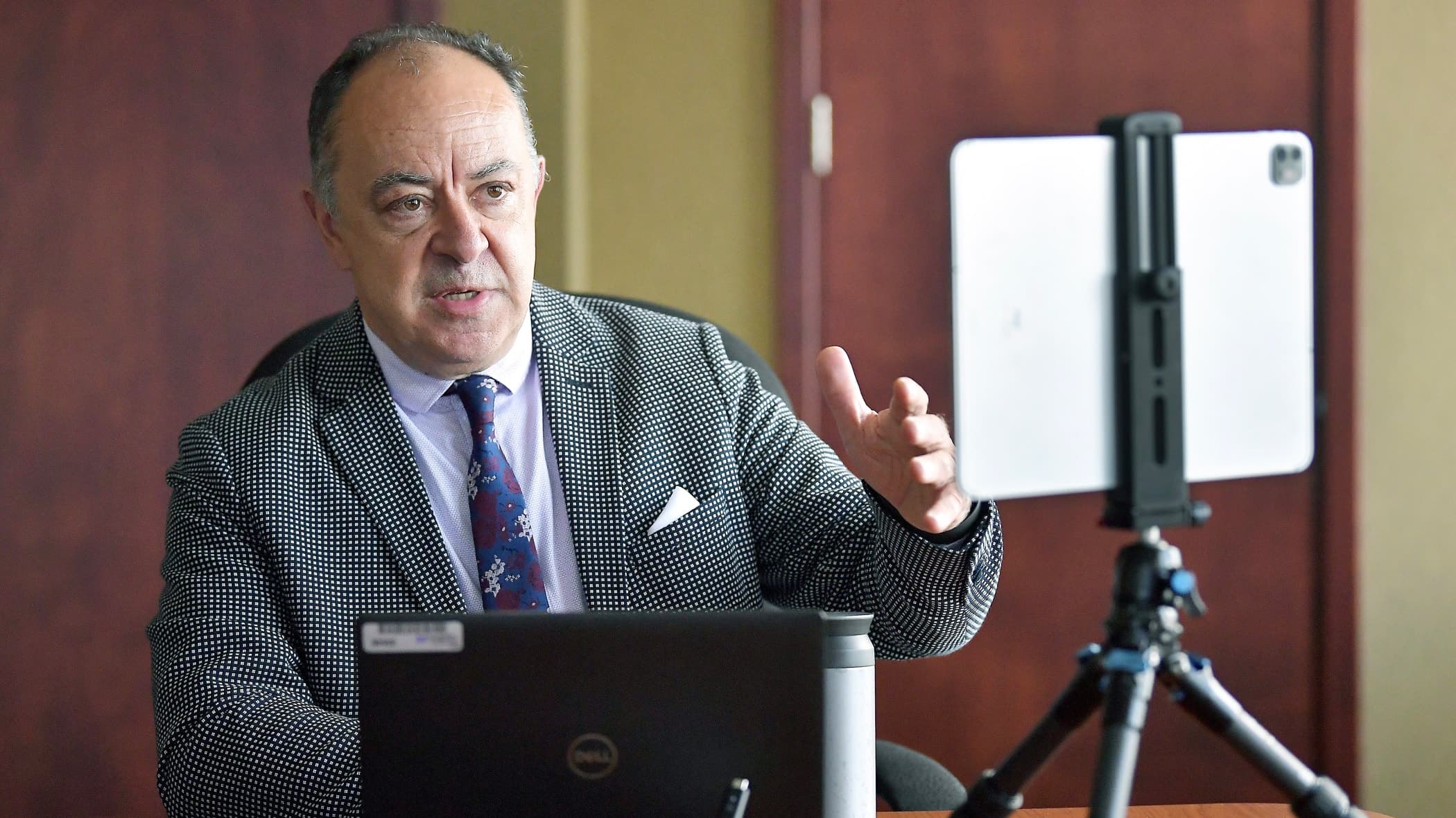 La base, c’est d’abord cesser d’imposer des quarts de travail de 16 heures à des infirmières au bout du rouleau.