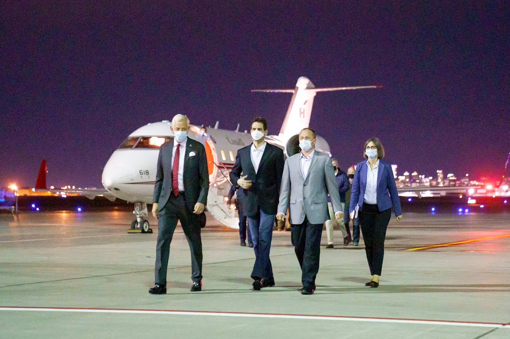 Les deux Michael accompagnés de l’ambassadeur canadien en Chine, Dominic Barton (à gauche) à leur arrivée à l’aéroport de Calgary, samedi.