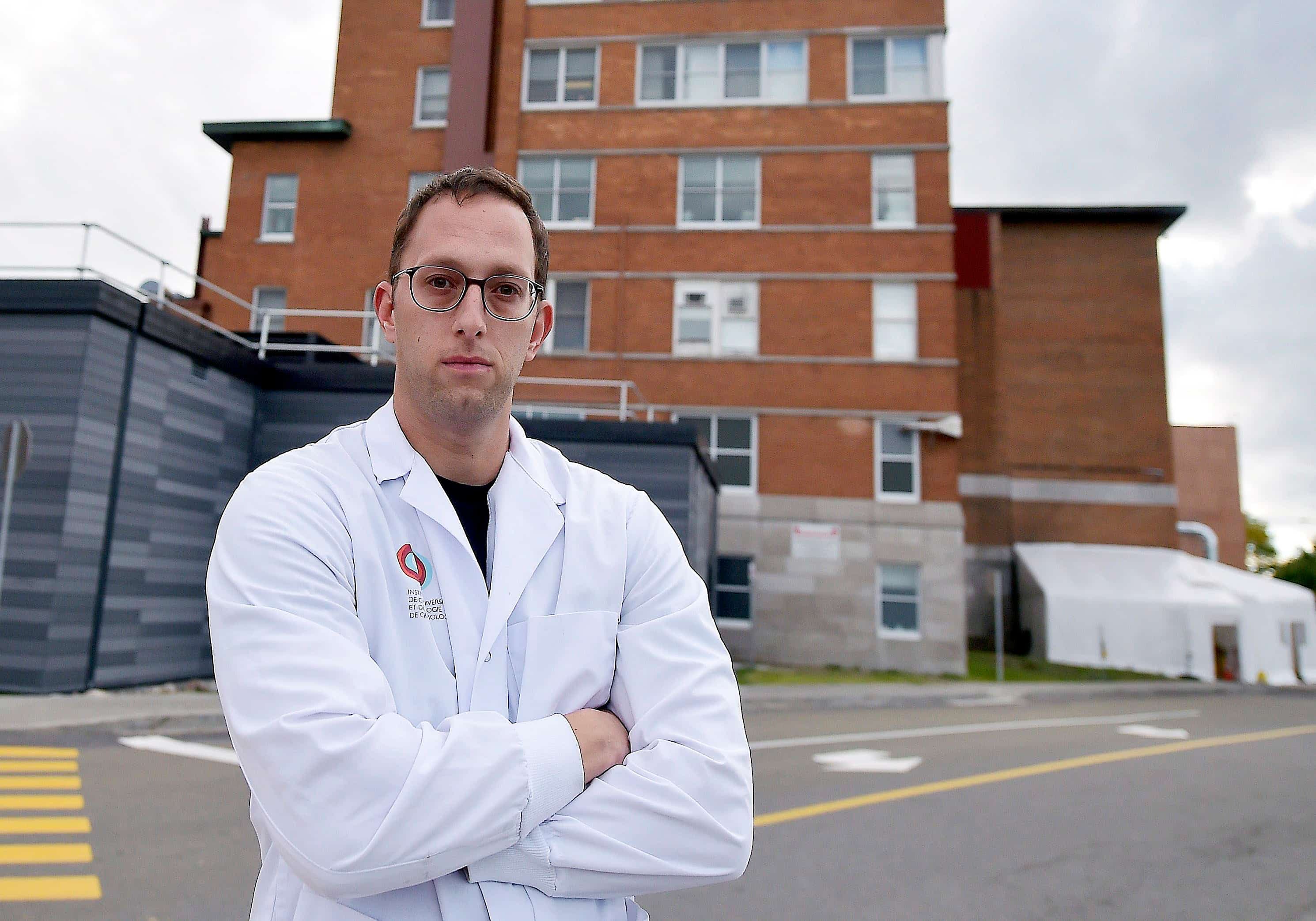 Le technologiste médical de l’IUCPQ Cédric Villeneuve craint de se diriger dans un mur.