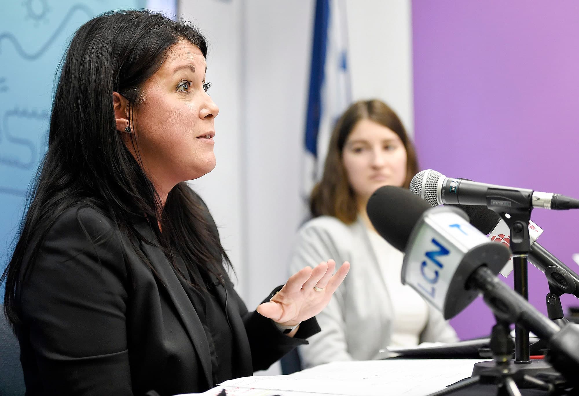 La candidate à la mairie Marie-Josée Savard a rencontré la presse lundi depuis son local électoral du quartier Saint-Sauveur pour faire une annonce en matière d’économie.