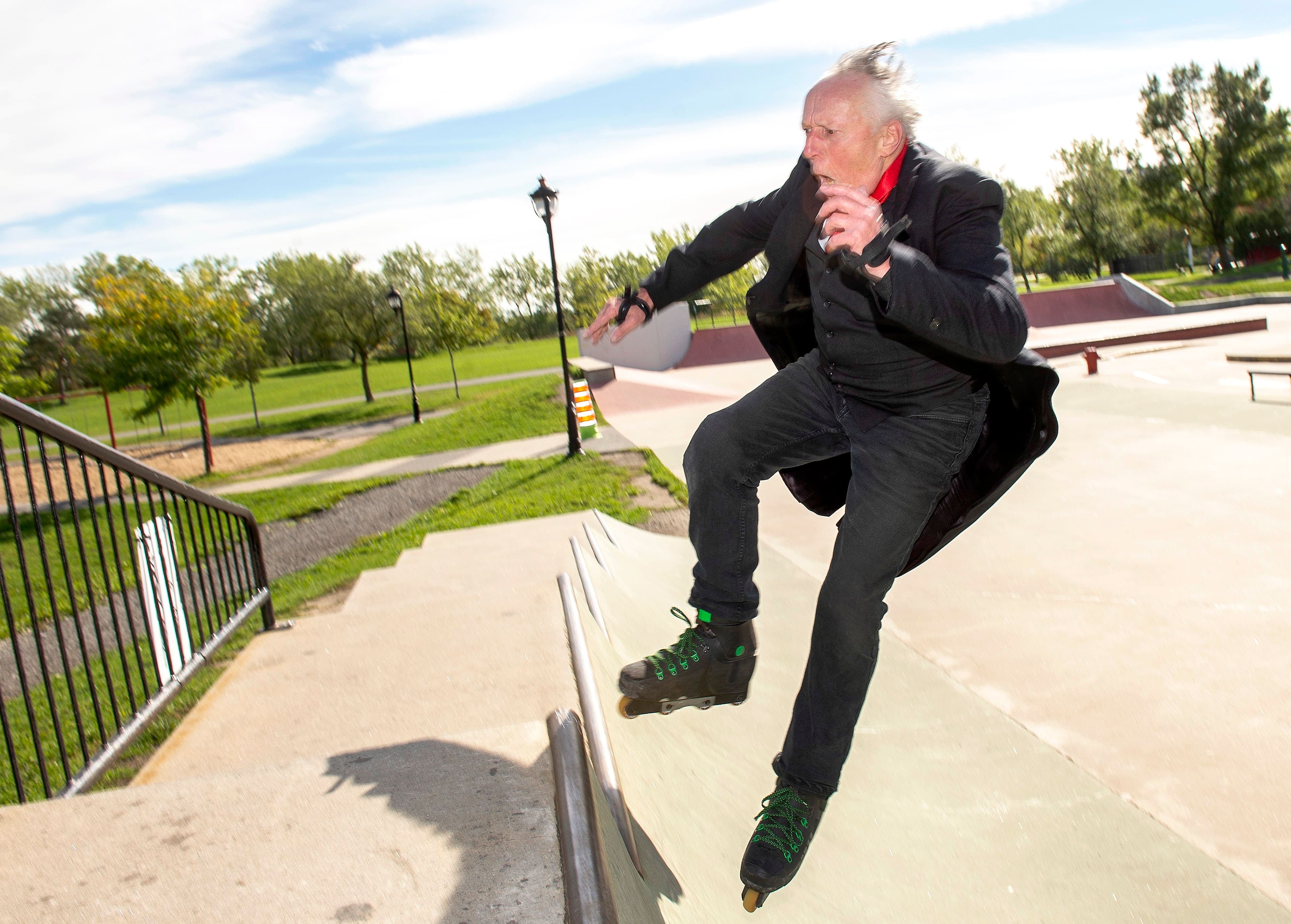 L’acteur monte une des rampes les plus abruptes du skatepark de Verdun.