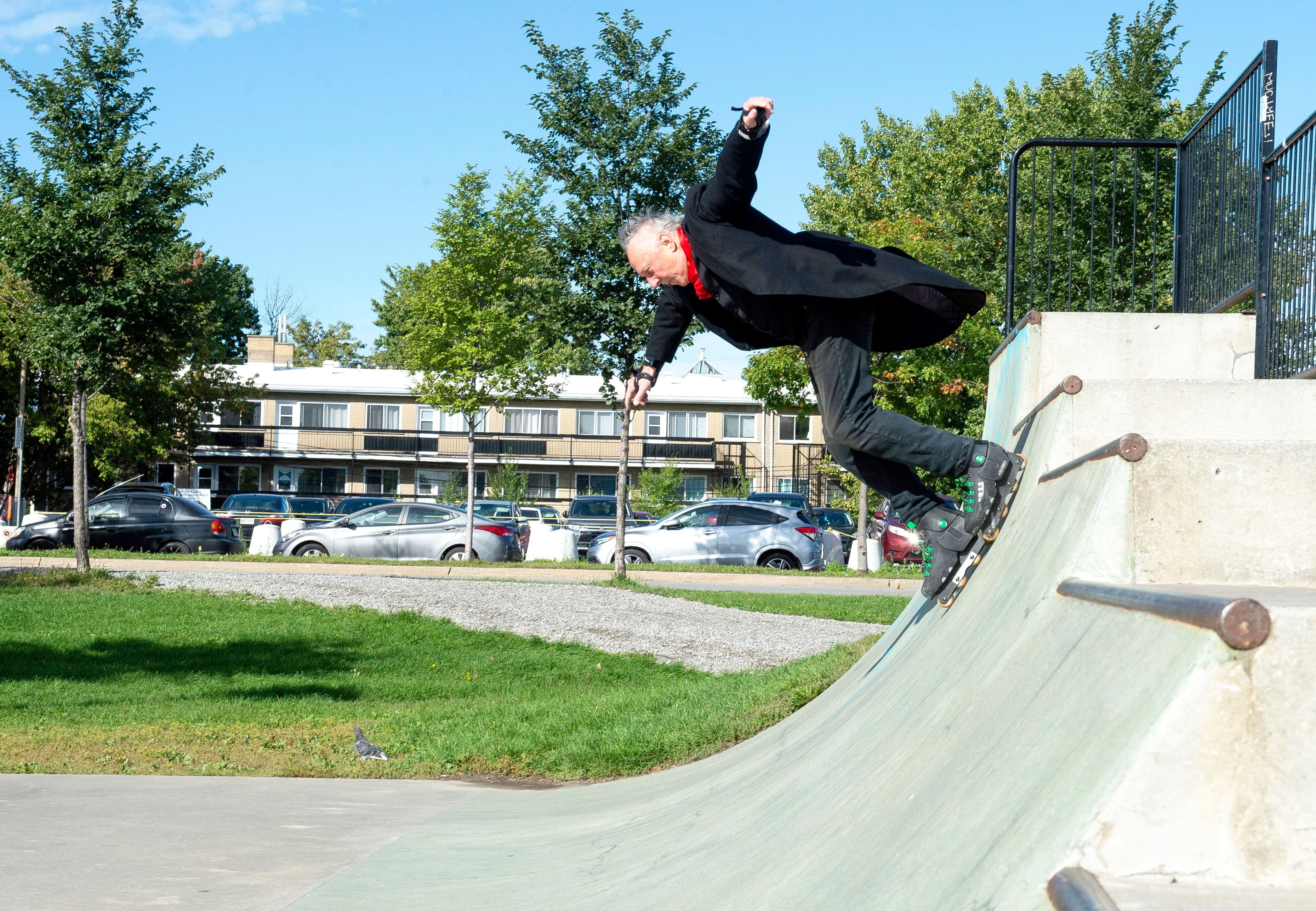 Rien ne semble arrêter Jean Asselin, qui fait encore des acrobaties en patin à 73 ans.