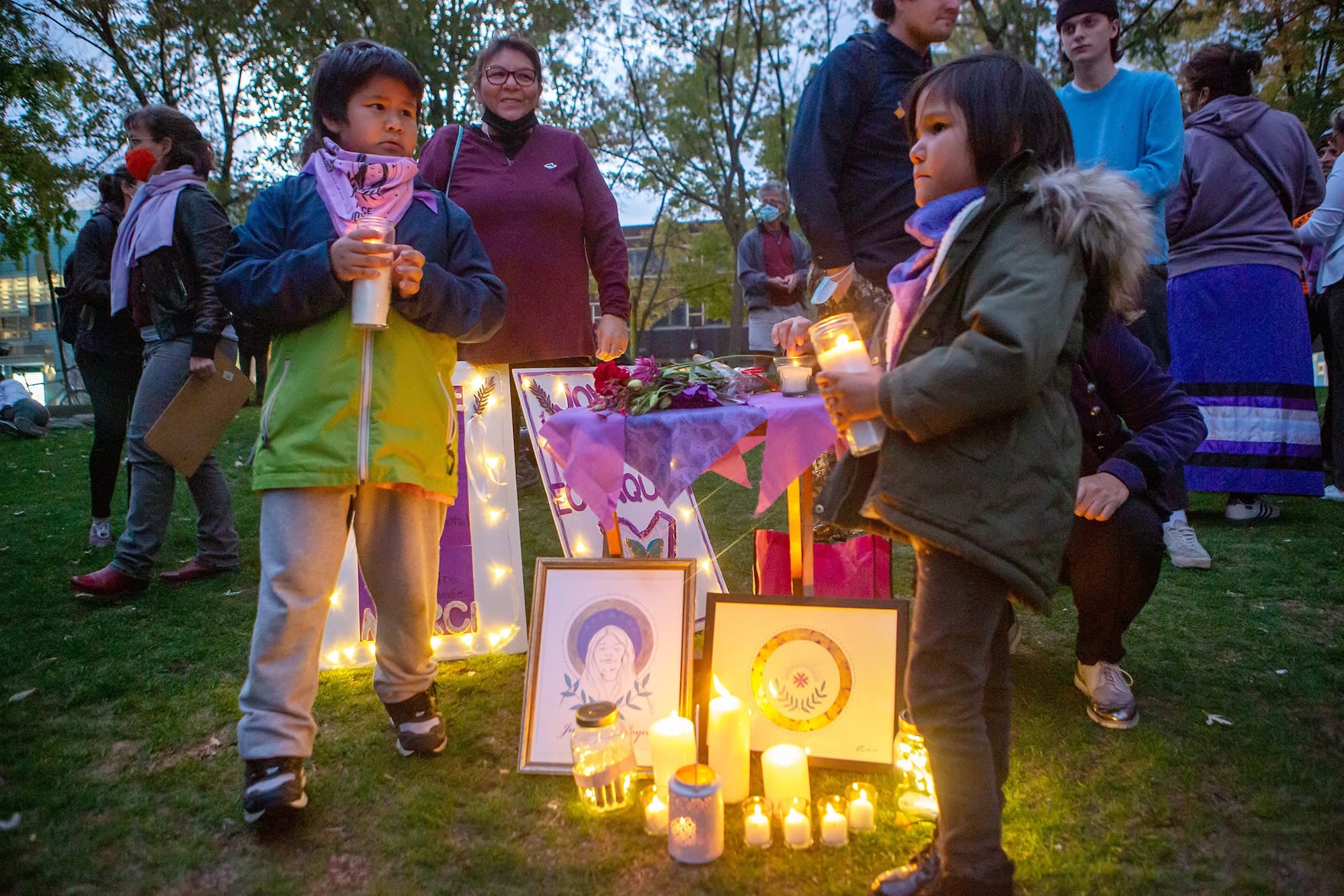 Au rythme des tambours, des proches de Joyce Echaquan ont allumé des bougies et des lanternes pendant la veillée à la place Émilie-Gamelin, à Montréal, mardi, en l’honneur de celle qu’ils ont perdue un an plus tôt dans des circonstances troublantes.