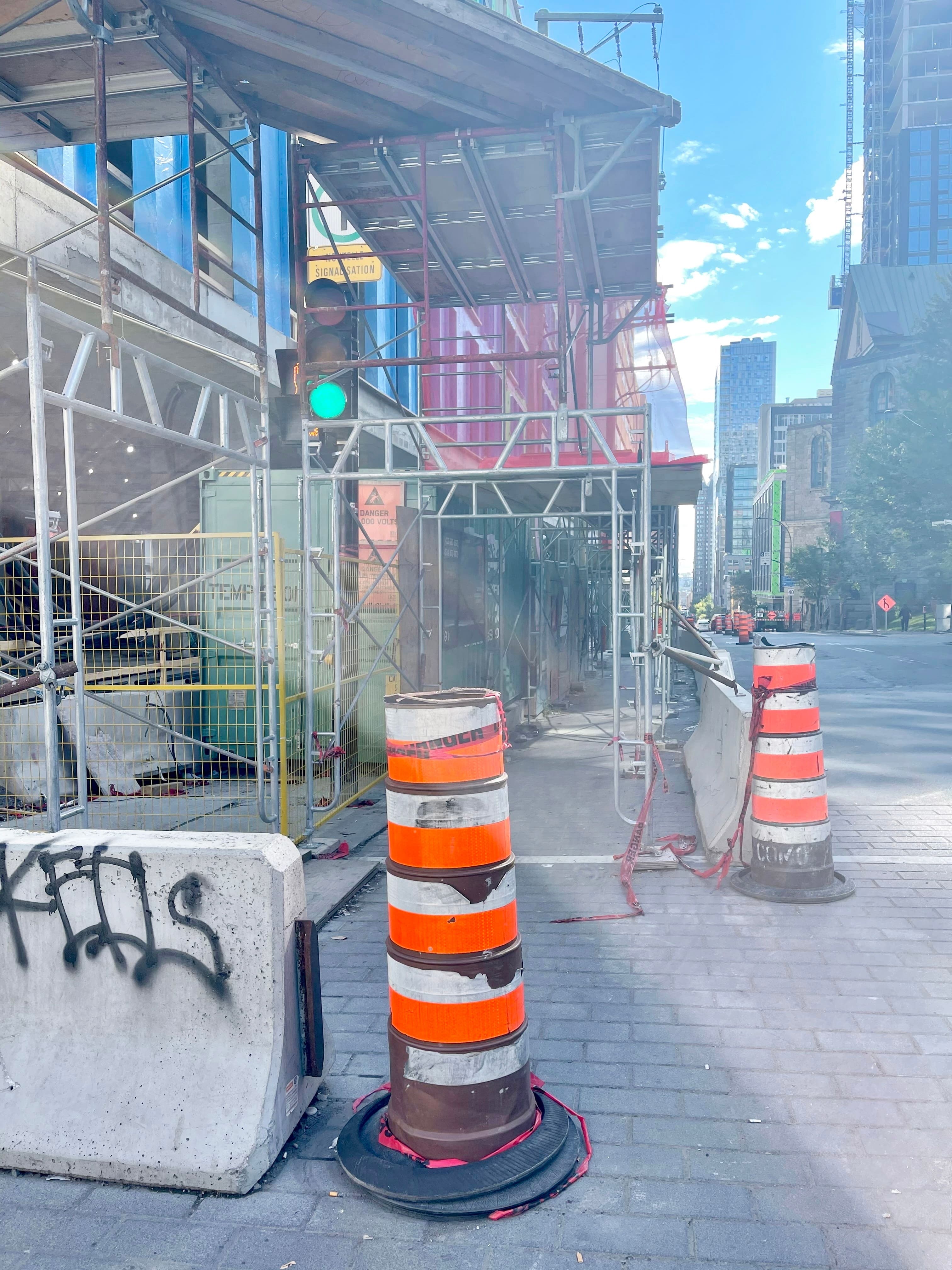 La Ville devrait obliger les chantiers à s’« habiller » davantage pour le confort auditif et visuel des piétons.