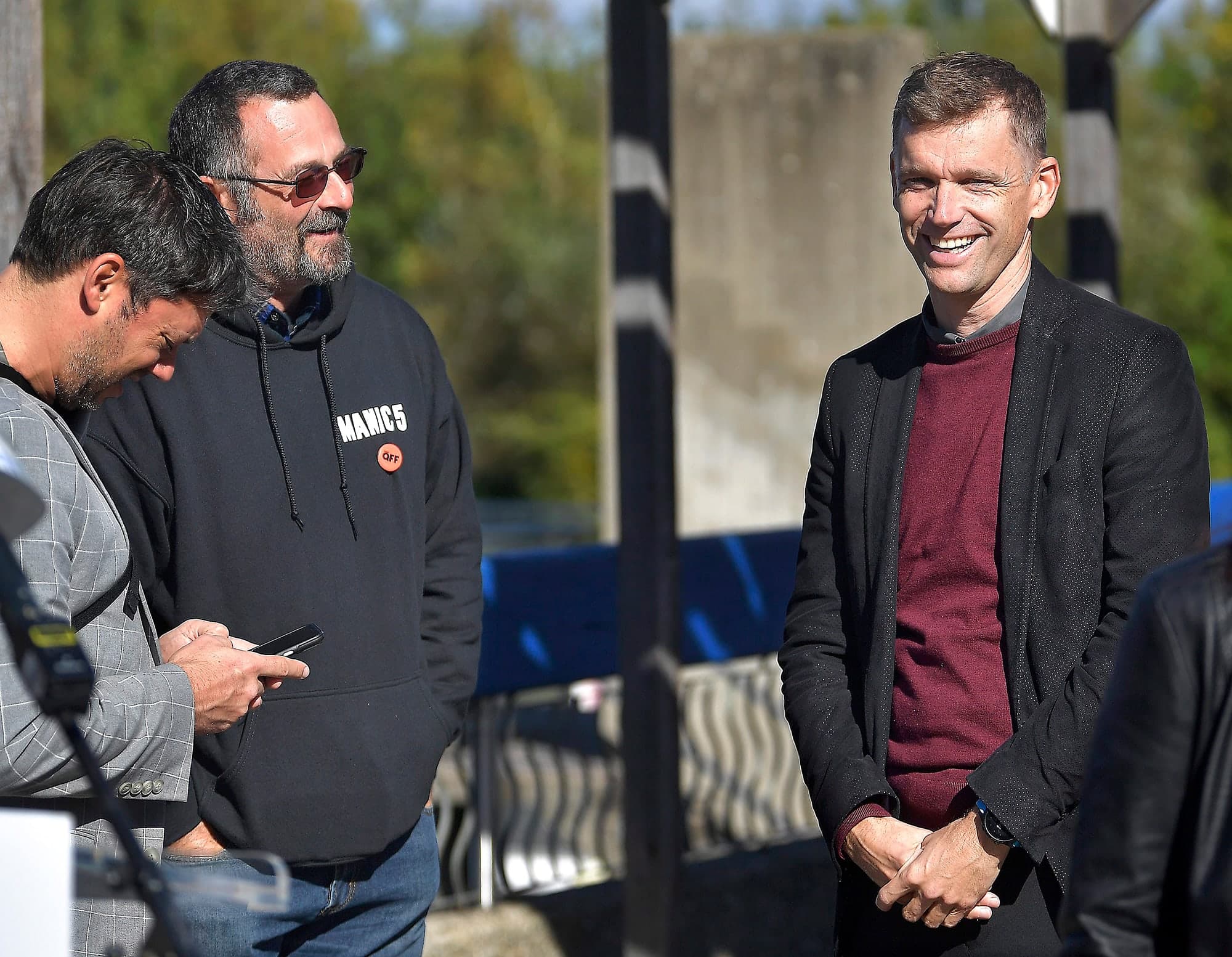 Bruno Marchand lors d’une annonce hier. Le candidat Ludovic Lorrin, qui s’est déjà opposé au tramway, est à gauche (avec les verres fumés).