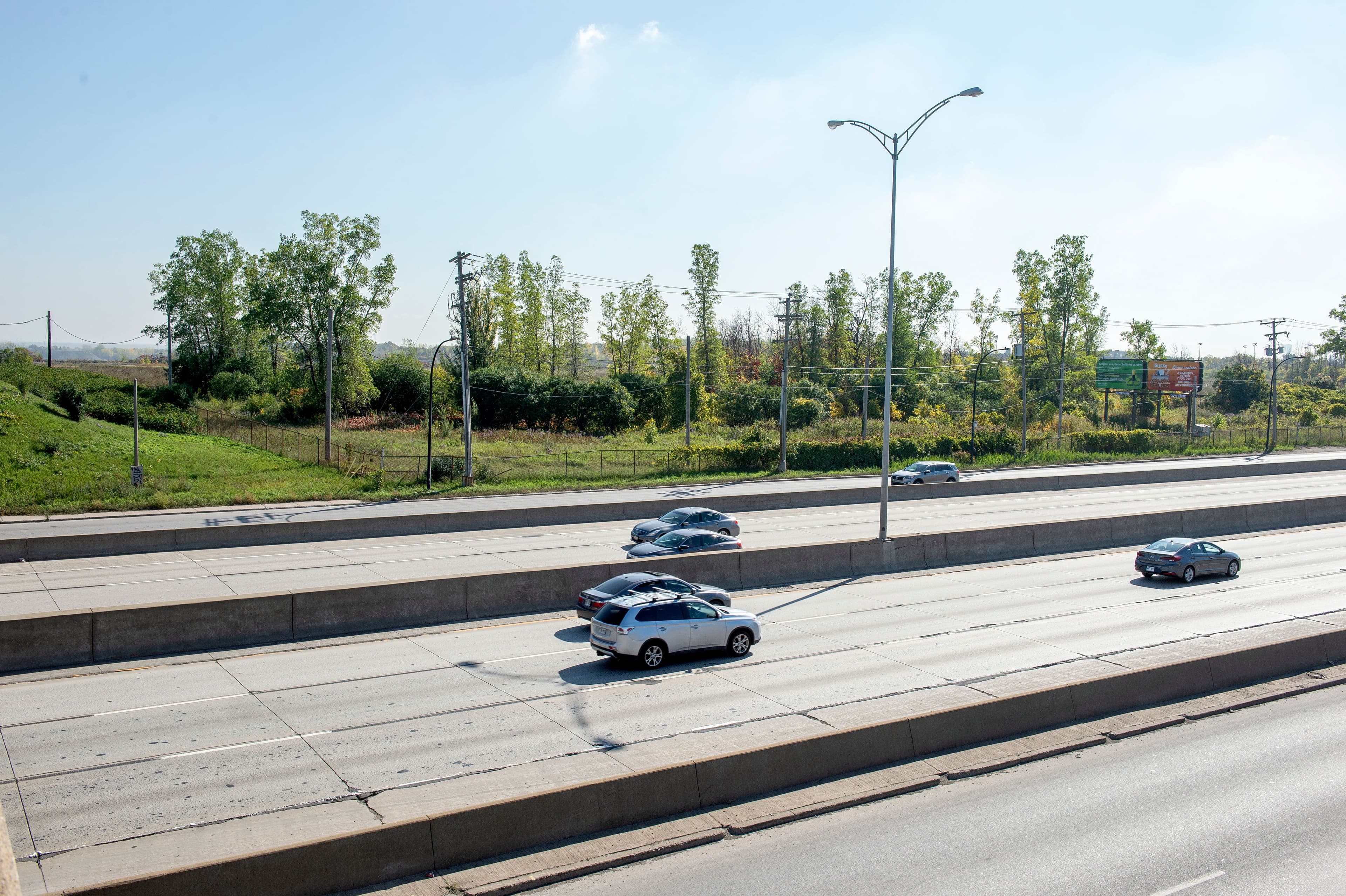 Les sols du site de l’ancienne raffinerie Shell, dans l’arrondissement Anjou et à Montréal-Est, sont encore trop contaminés pour qu’on y construise des résidences. Cependant, ces terrains peuvent accueillir des commerces ou des installations industrielles.