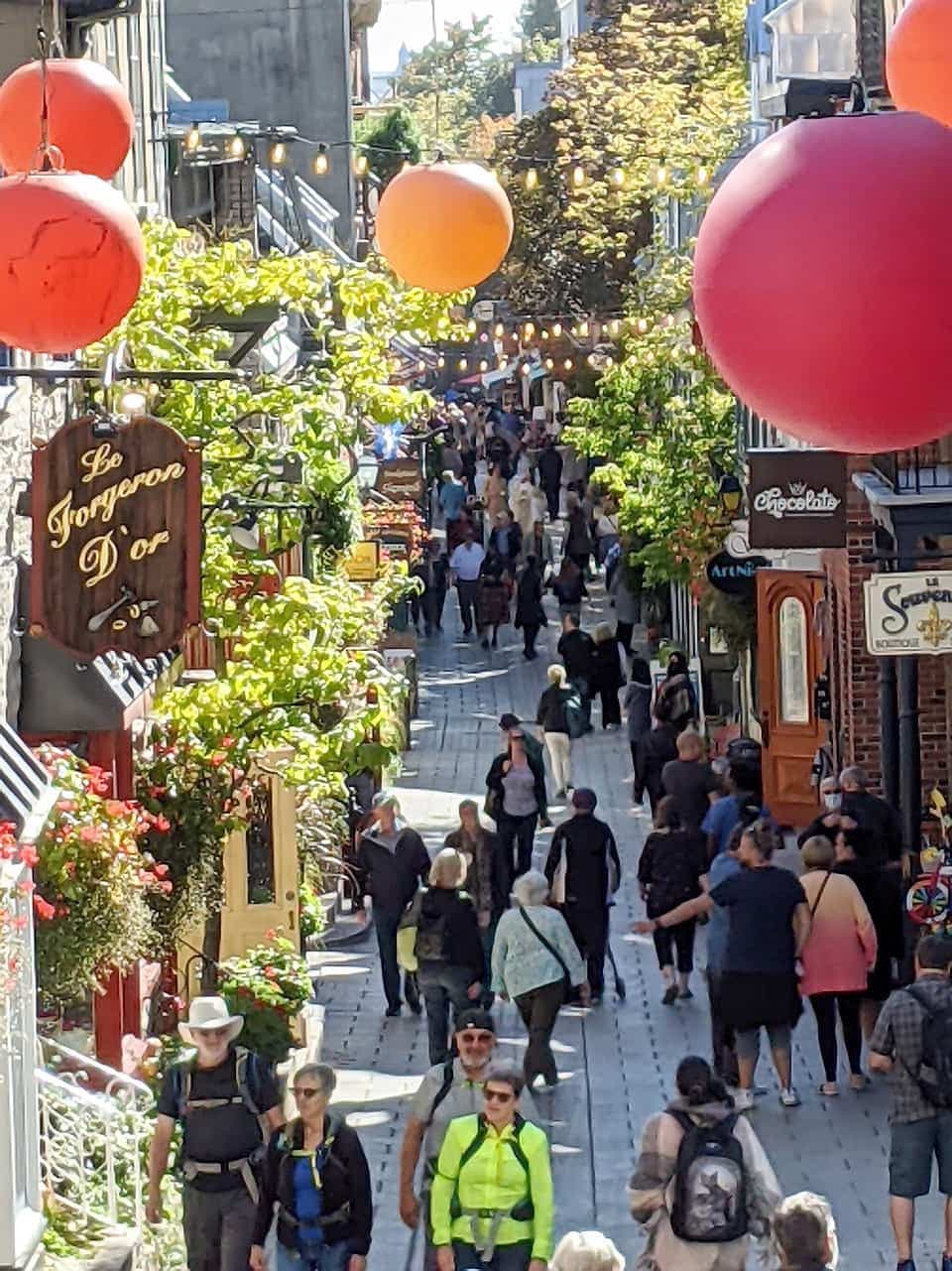 Le quartier Petit Champlain tourne un peu plus au ralenti sans les milliers de croisiéristes qui débarquent habituellement à ce temps-ci de l’année. Mardi, un bon nombre de touristes ont profité de la belle journée pour visiter le secteur.