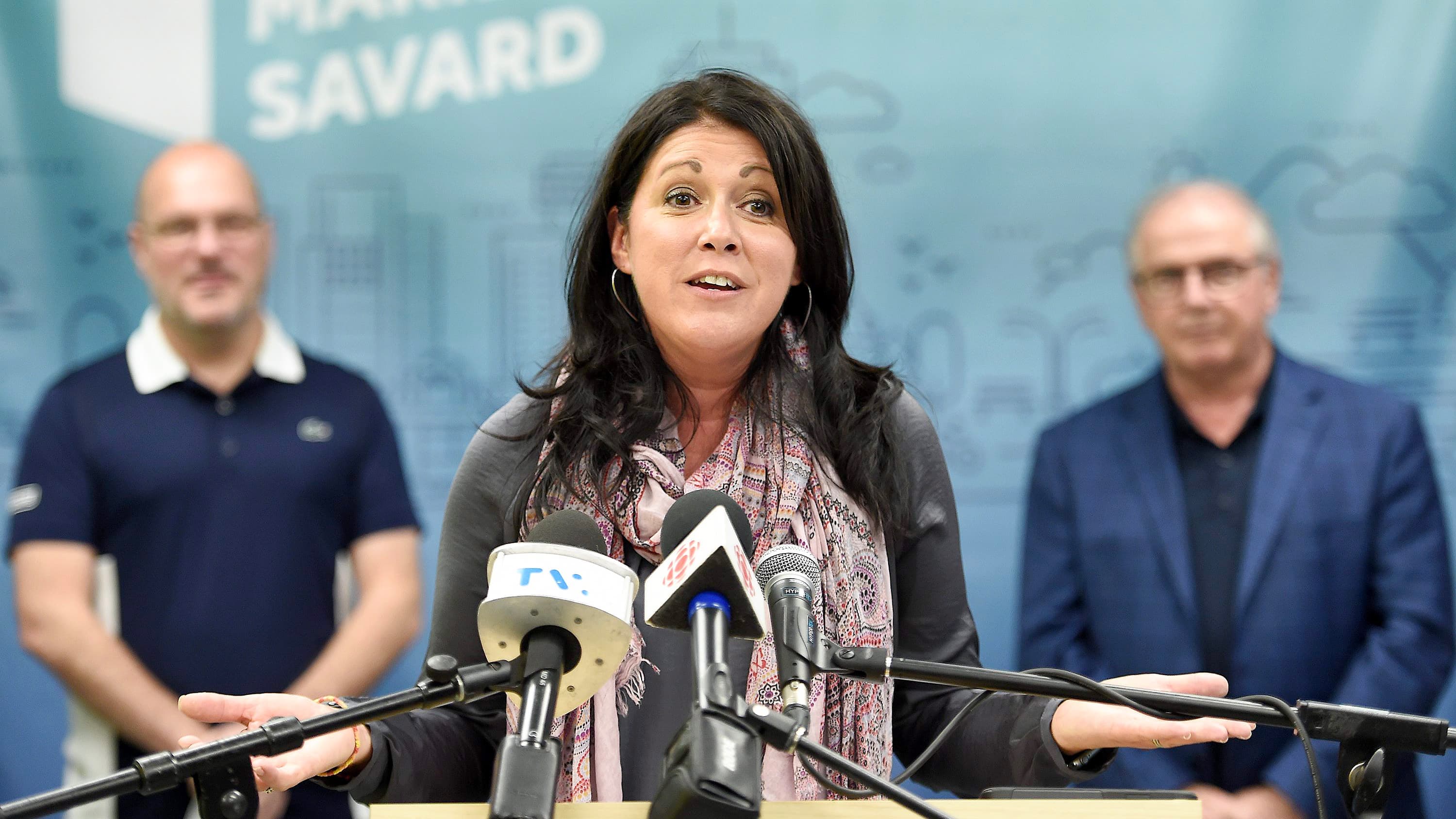 La candidate à la mairie Marie-Josée Savard est la cible des autres aspirants au poste : Bruno Marchand, de Québec Forte et Fière, Jean-François Gosselin, de Québec 21, Jackie Smith, de Transition Québec et Jean Rousseau de Démocratie Québec.