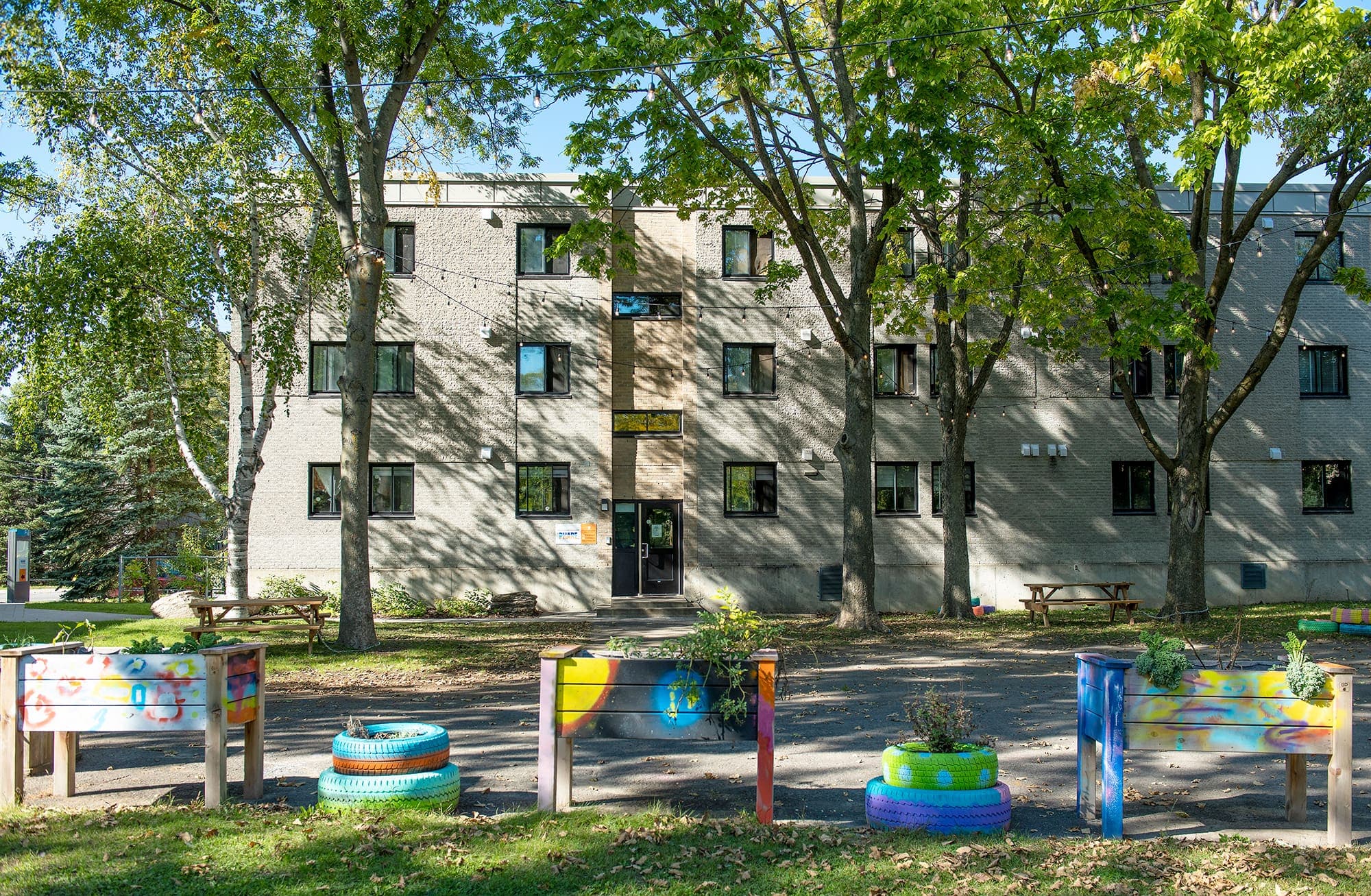 Ce chalet flambant neuf dans le parc Armand-Bombardier va servir de mini-centre communautaire pour les HLM non loin de là.