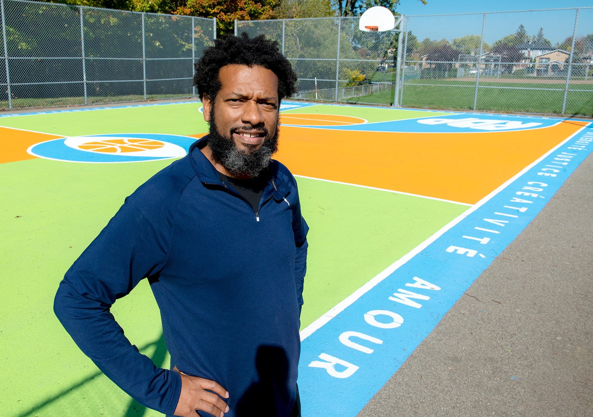 L’intervenant communautaire Pierreson Vaval sur le premier terrain de basketball municipal de Rivière-des-Prairies.