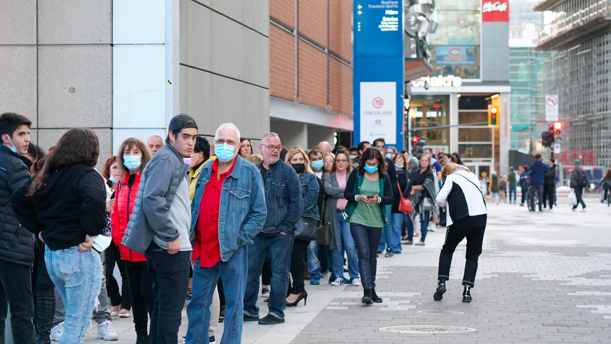 Une file monstre s’étirait devant le Centre Bell samedi.
