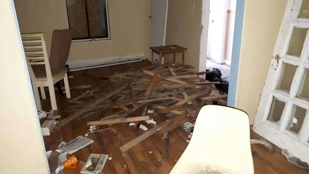 Des planchers de la propriété ont notamment été arrachés.