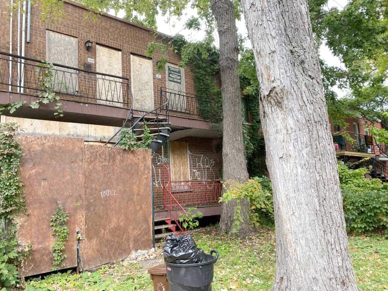 Ce triplex laissé à l’abandon sur la rue de Rouen, dans le secteur Ville-Marie, est vendu par le curateur public du Québec à 676 500 $.