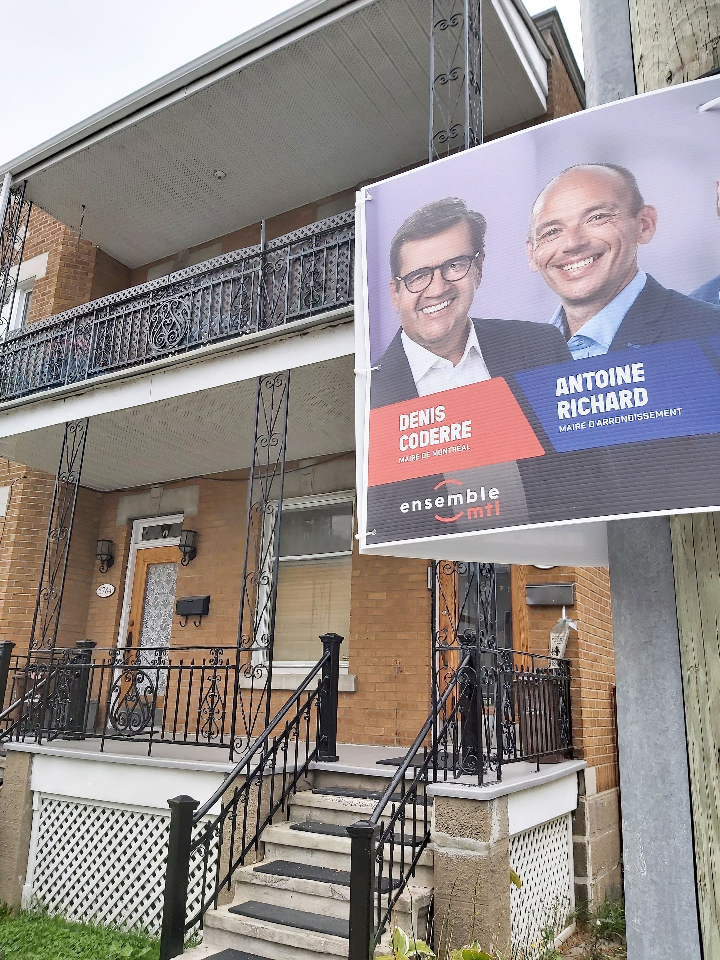 Denis Coderre conserve dans son équipe Antoine Richard, qui a usé de pratiques de courtage immobilier interdites. On voit les deux hommes sur une affiche électorale dans Verdun.
