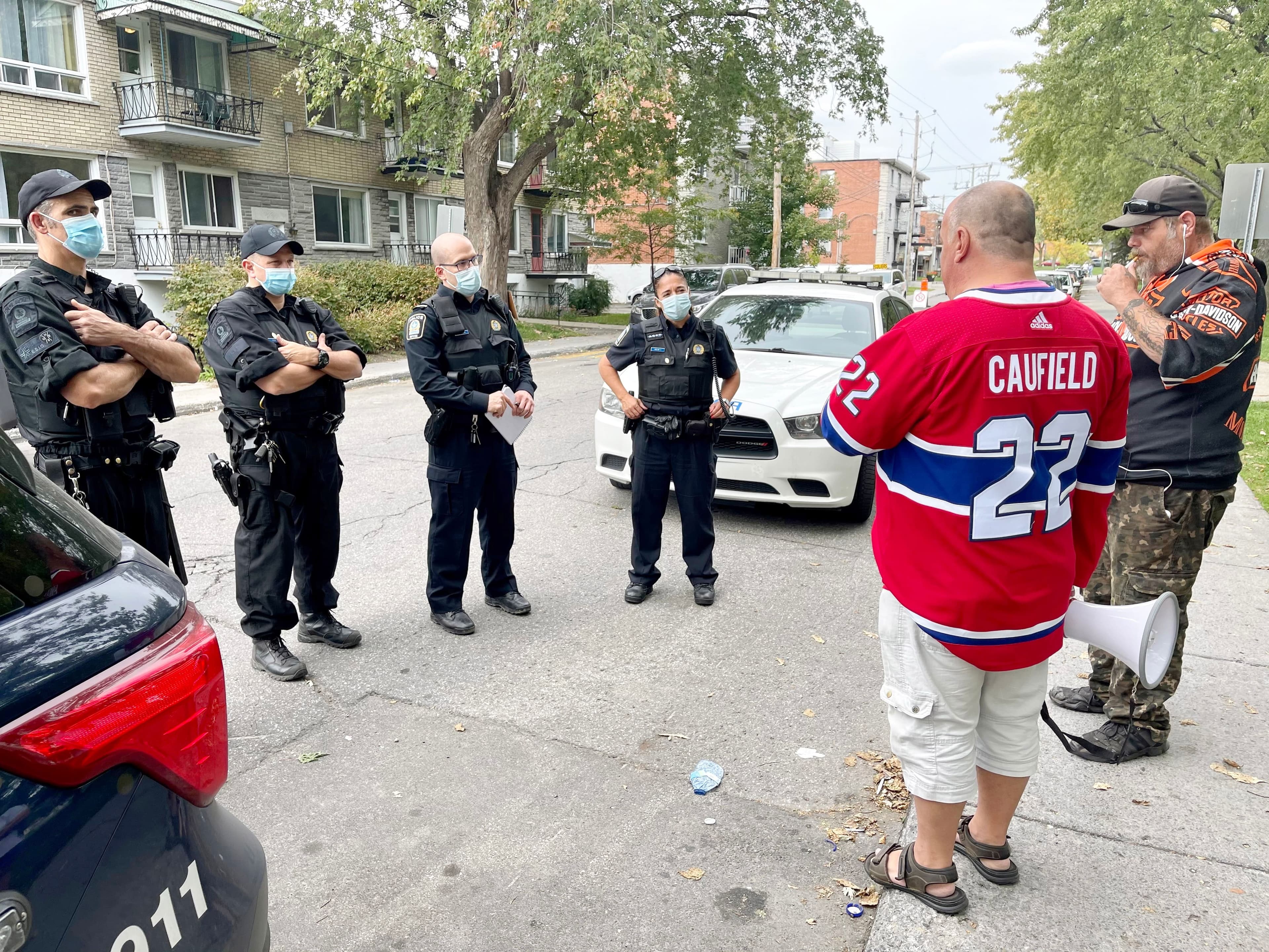 Les policiers ont averti les contre-manifestants d’éviter les confrontations physiques.