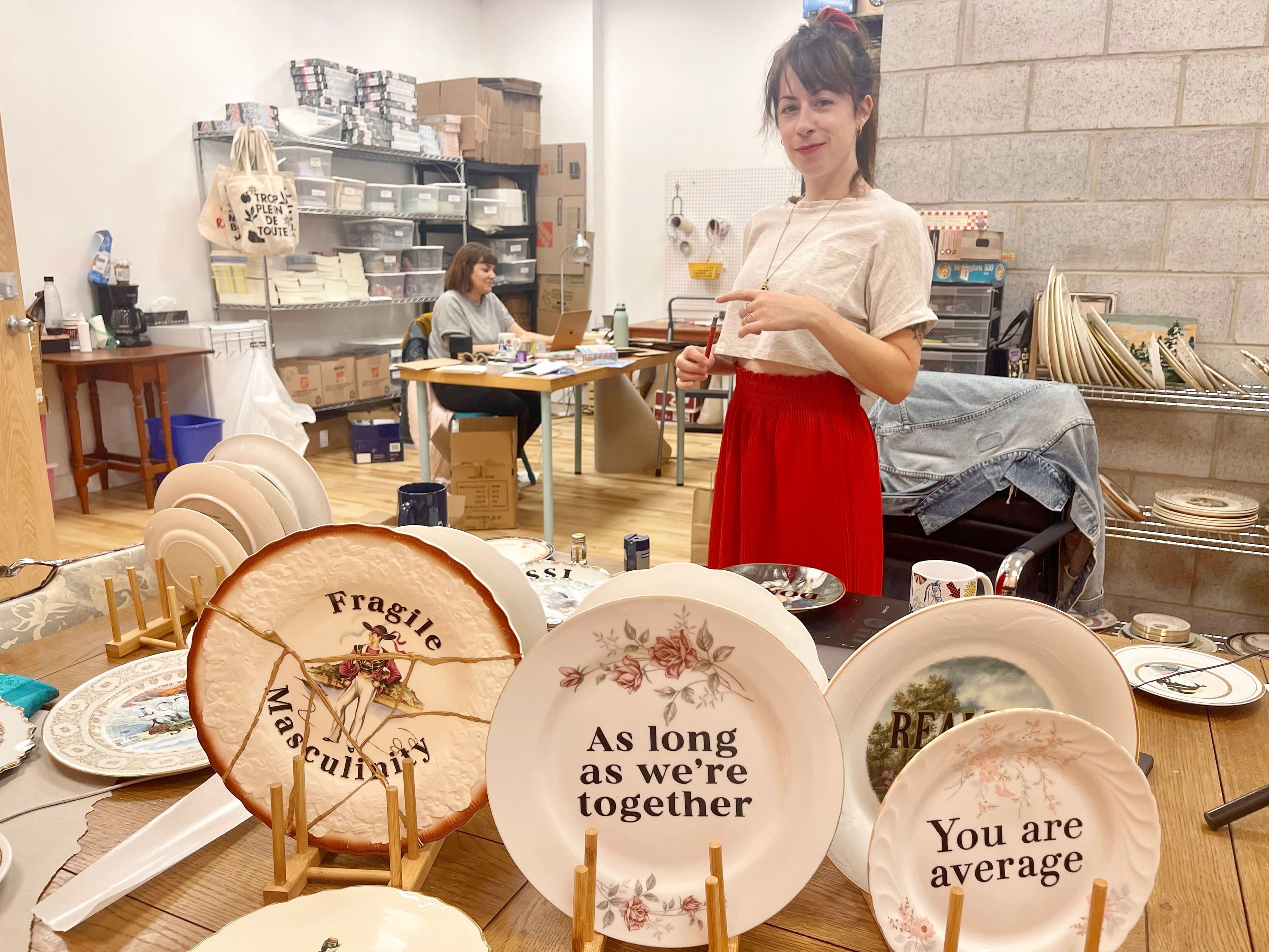 Marie-Claude Marquis, dans son atelier envahi de vieilles assiettes kitsch auxquelles elle donne une nouvelle vie comme œuvres d’art.