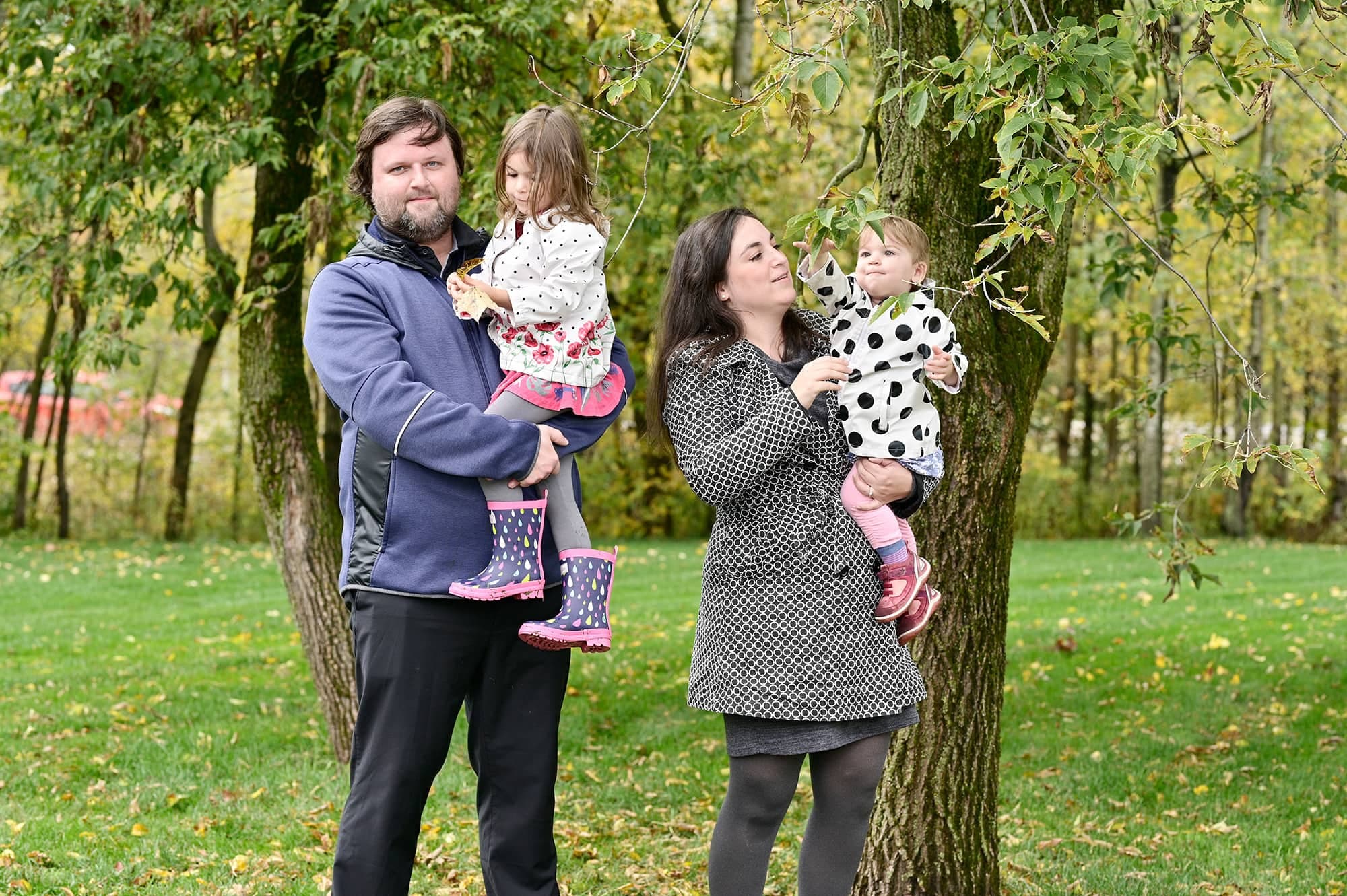 Guillaume Lafortune et Elizabeth Rivard sont non seulement médecins spécialistes, mais aussi parents des petites Florence et Clara, 1 et 3 ans. À deux, ils ont dû annuler plusieurs centaines de consultations depuis le début de la pandémie.