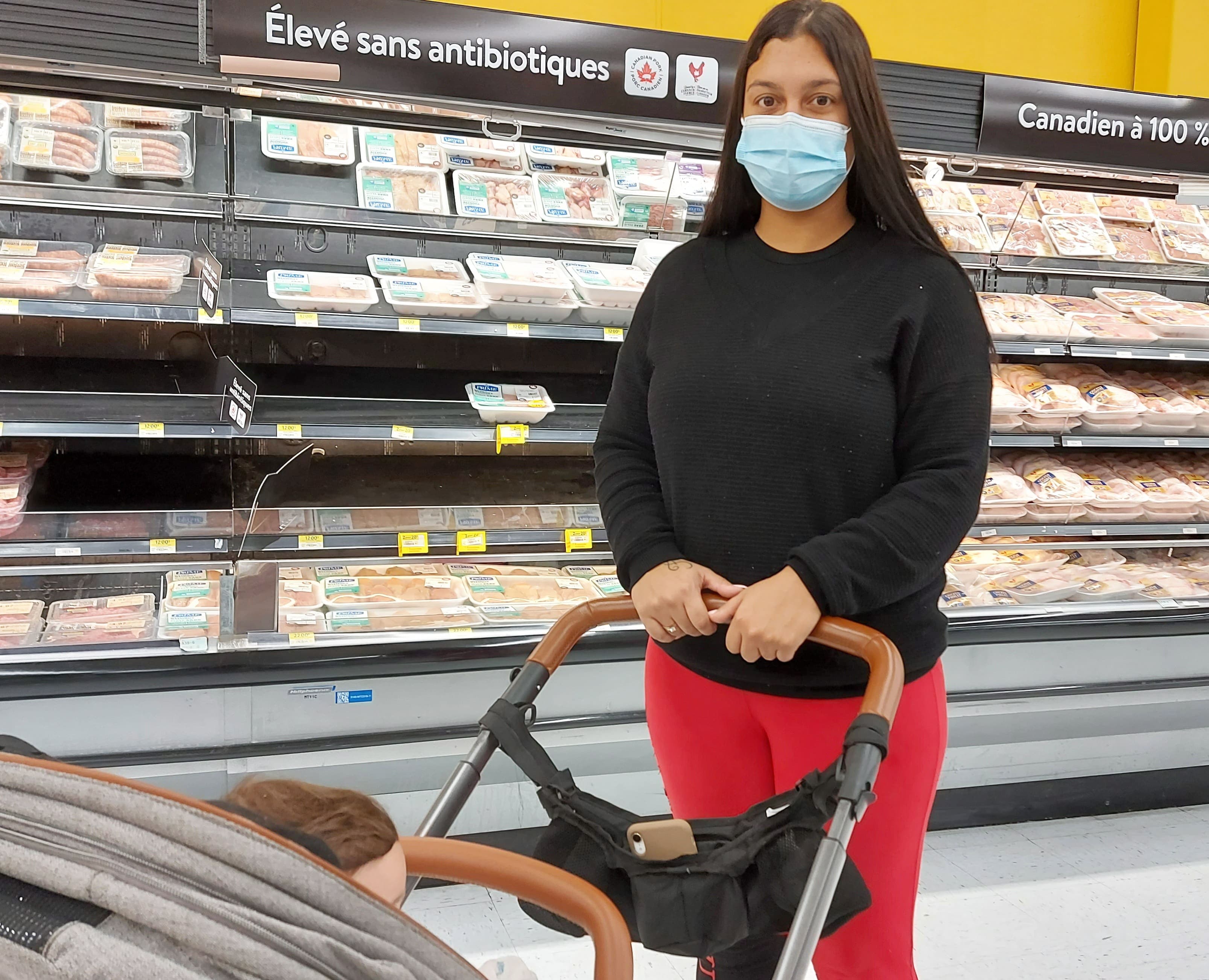 Pour Kelly Robitaille, maman à la maison, dans l’attente de reprendre son travail, faire le marché devient de plus en plus difficile, vu l’explosion du prix, notamment des fruits et légumes.