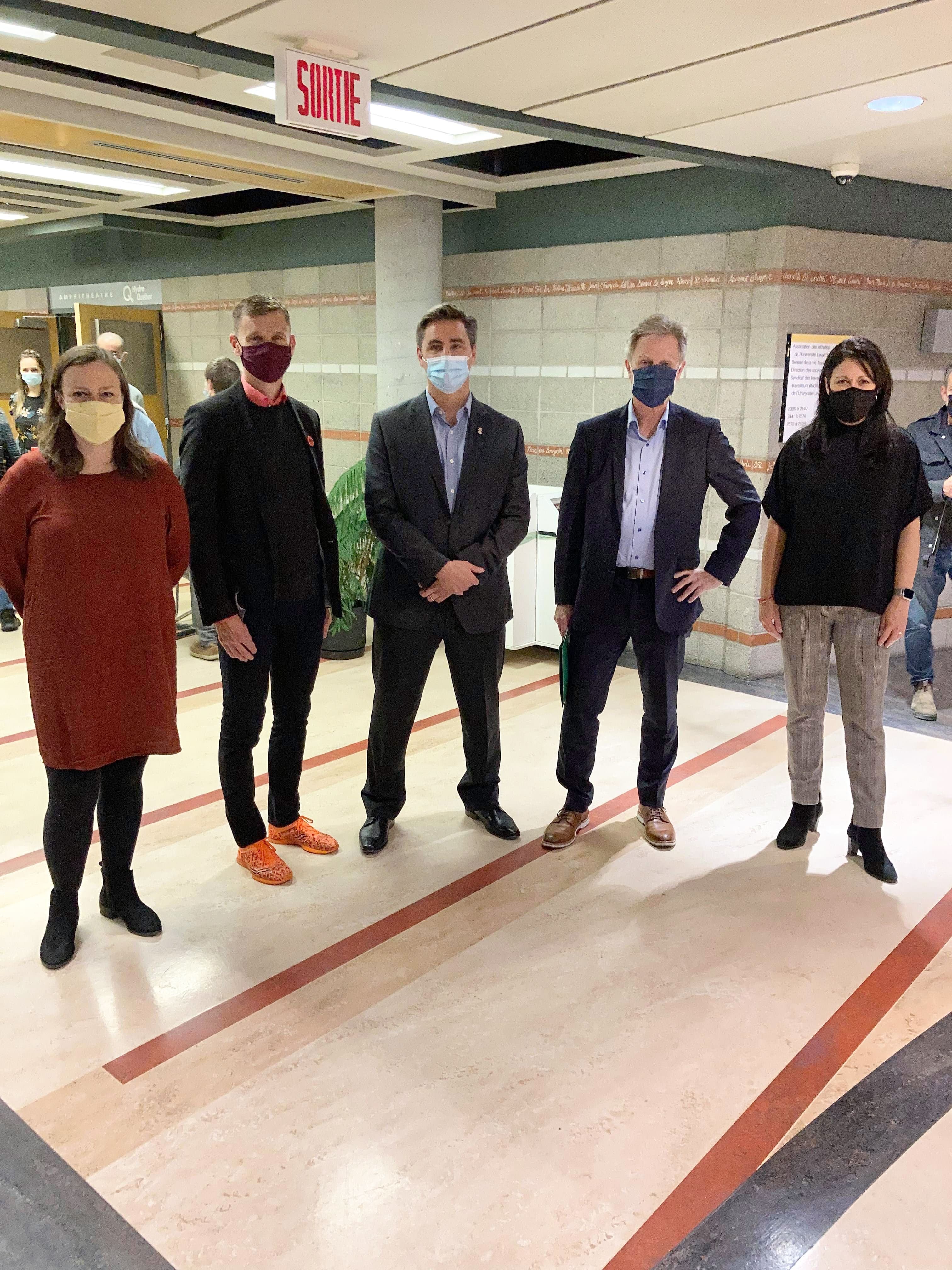 Les cinq principaux candidats à la mairie de Québec ont participé, jeudi soir, à un débat électoral à l'Université Laval.