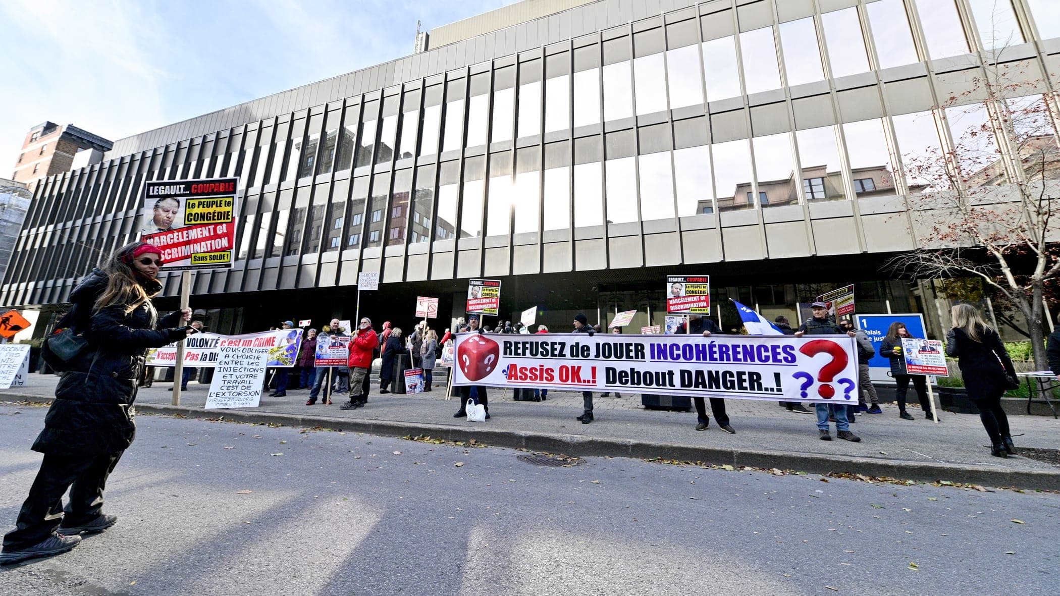 Des opposants à la vaccination obligatoire au sein du personnel de la santé ont manifesté sur la rue Notre-Dame Est devant le palais de justice de Montréal mercredi.