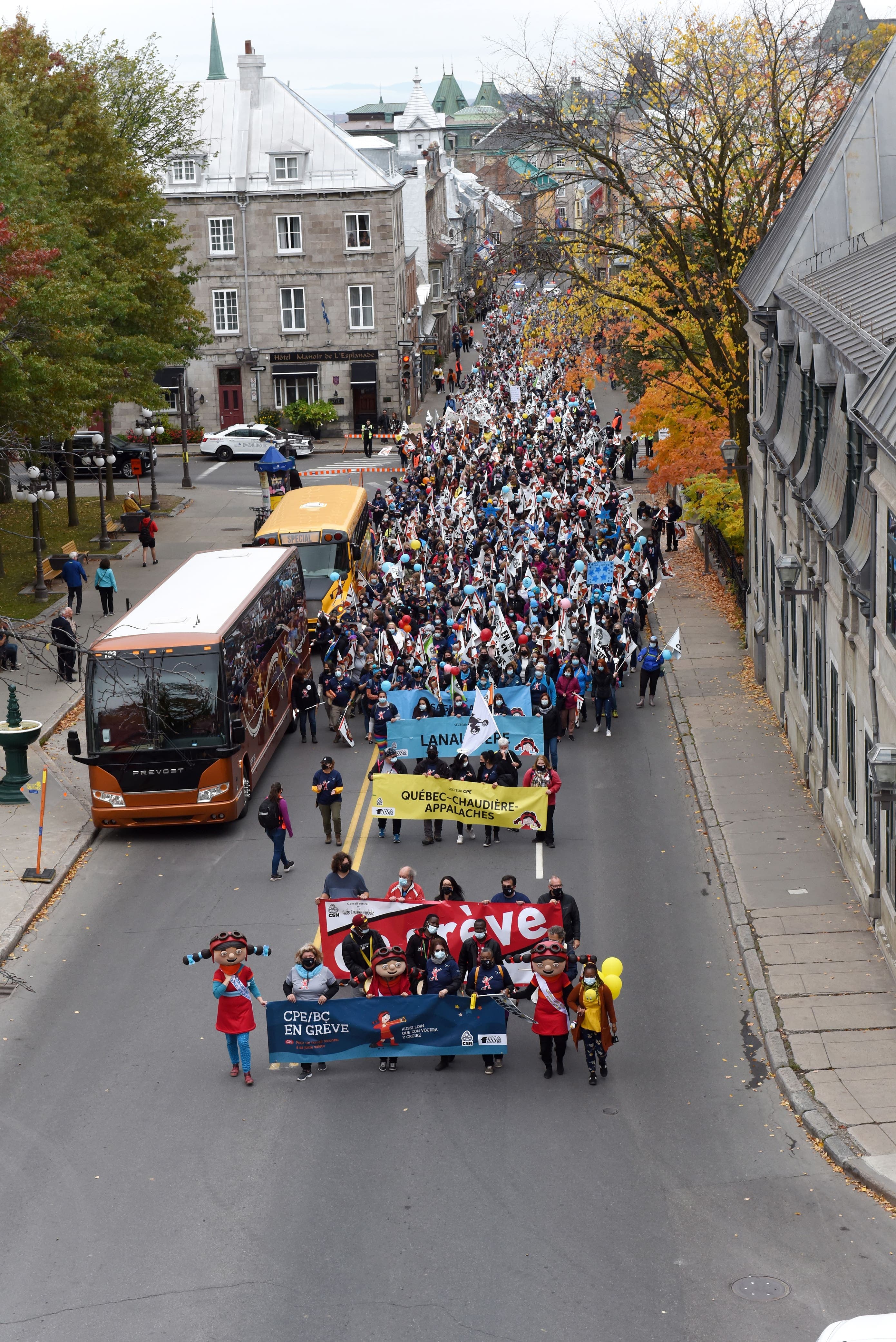 Un peu plus de 6000 travailleuses et travailleurs des CPE affiliés à la CSN ont manifesté dans les rues de Québec, le 15 octobre dernier.