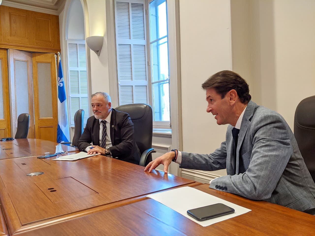 Disant vouloir « rétablir les faits », les ministres caquistes Jonatan Julien et François Bonnardel ont insisté sur l’évolution projetée du nombre de voitures électriques d’ici la mise en service du tunnel Québec-Lévis.