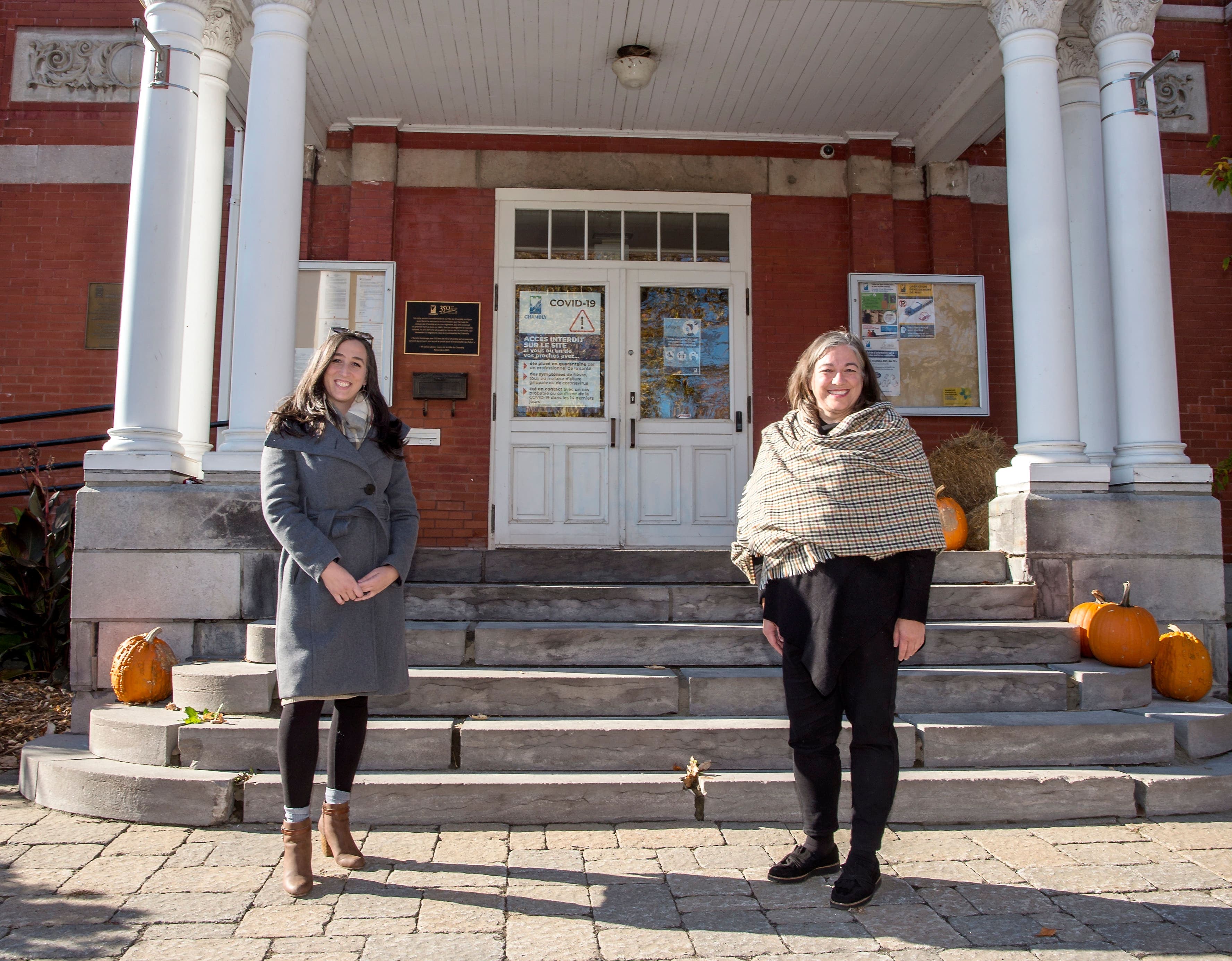 Alexandra Labbé (à gauche) est la mairesse sortante de Chambly. Julie Daigneault (à droite) est candidate à la mairie pour le parti Démocratie Chambly.