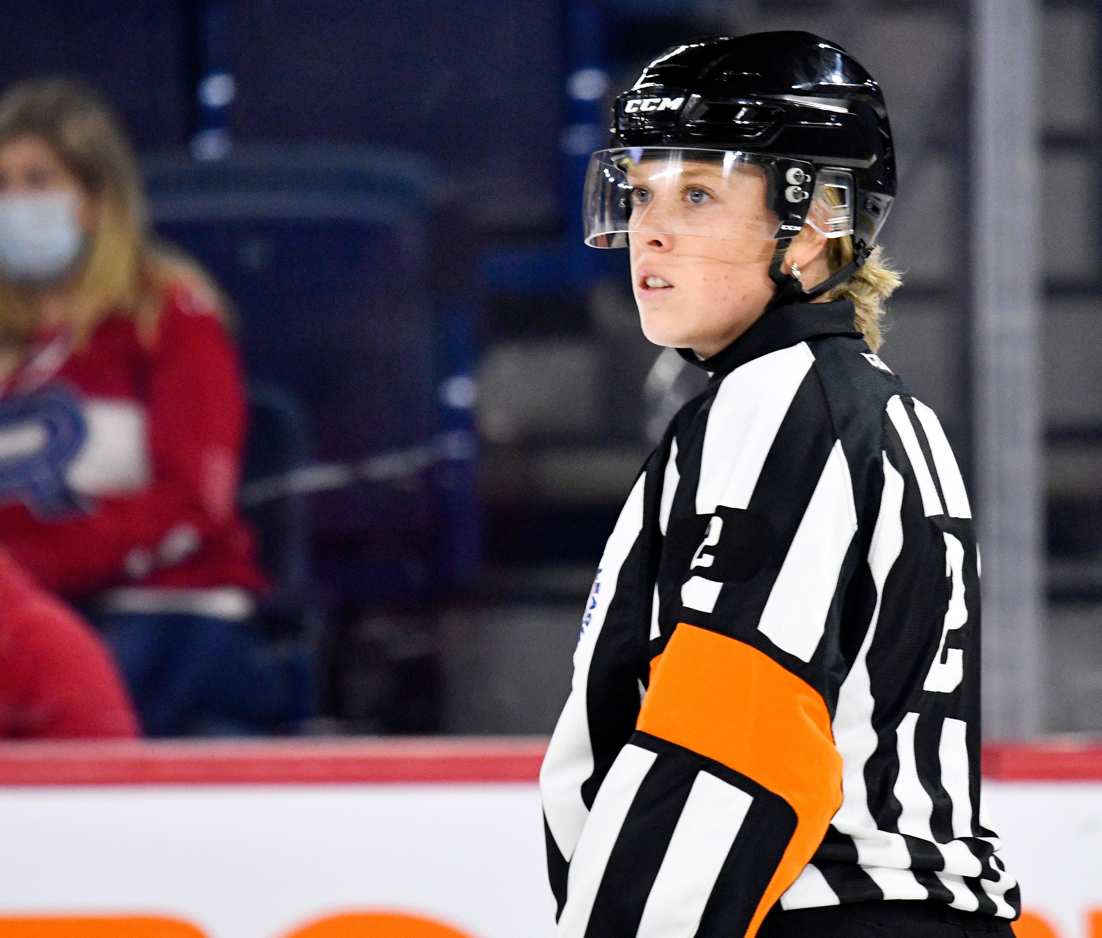 Élizabeth Mantha était devenue plus tôt cette saison la première Québécoise à arbitrer un match dans la LAH, le 29 octobre, à la Place Bell de Laval.