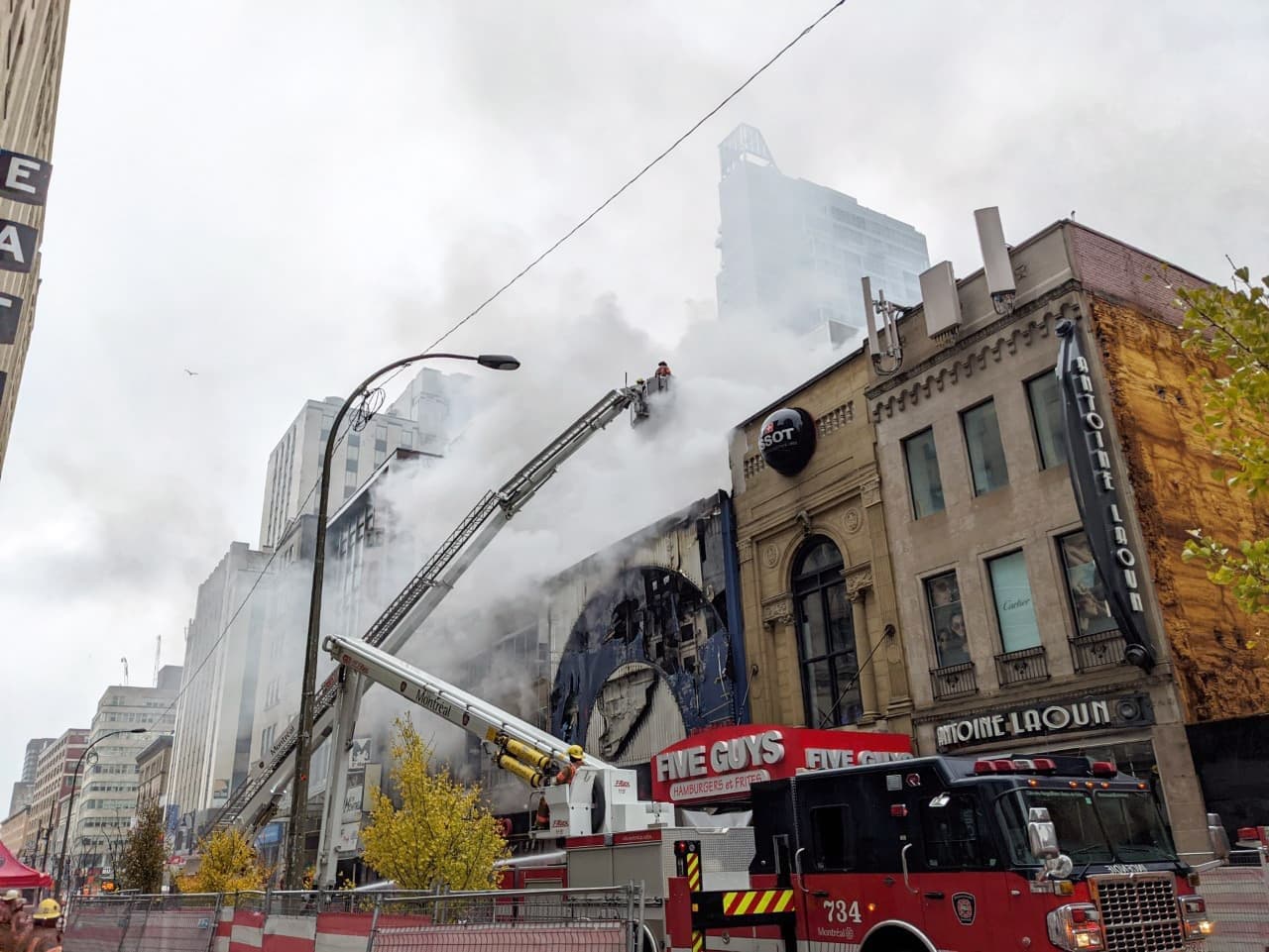 En milieu d’après-midi, dimanche, une épaisse fumée blanche et grise se dégageait toujours du bâtiment.