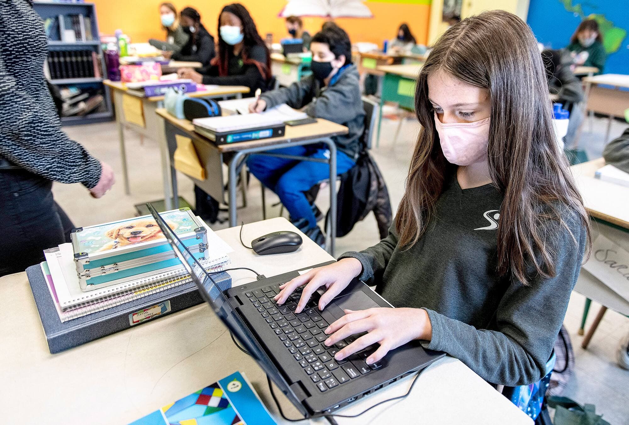 À compter du 15 novembre, l’obligation de porter le masque en classe à l’école secondaire sera enfin levée, partout au Québec, comme c’est déjà le cas dans les régions où les cas étaient stables depuis le début de l’automne.