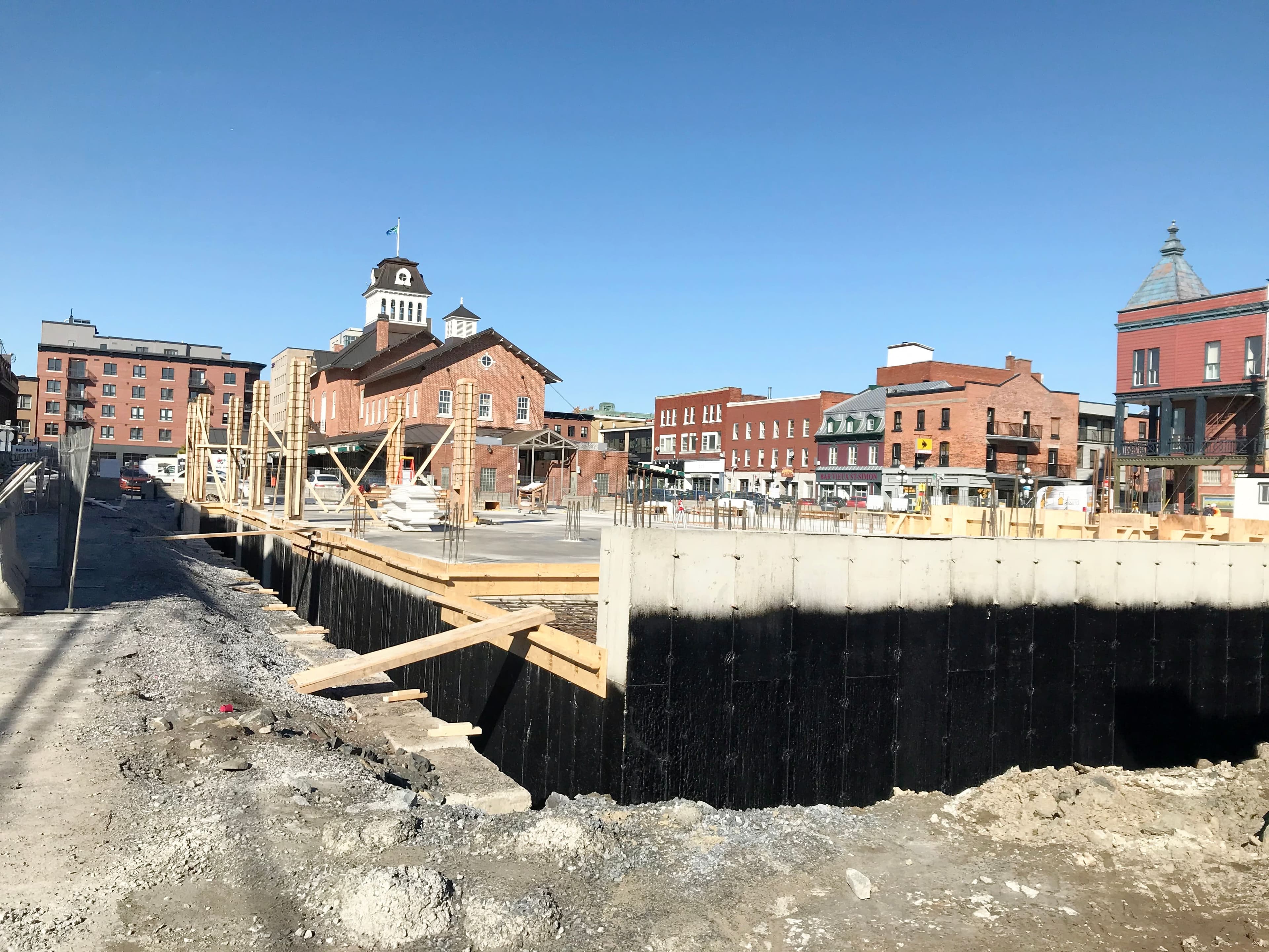 La Place Frontenac, à Saint-Hyacinthe, renaîtra de ses cendres et abritera des commerces et des logements.