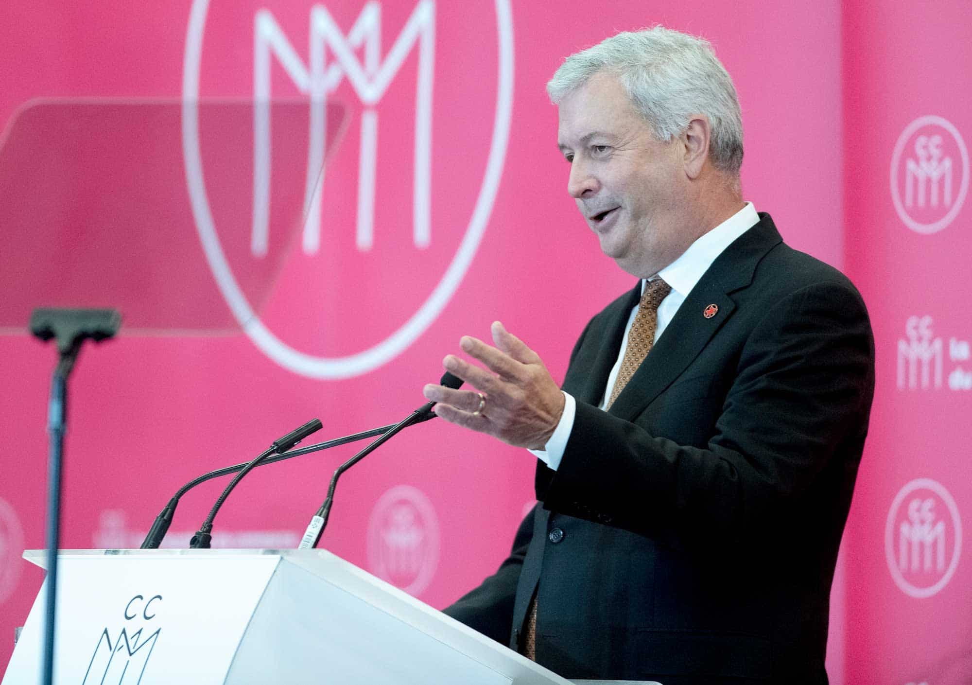 Tel qu’annoncé, le PDG d’Air Canada Michael Rousseau a prononcé, mercredi, un discours en anglais devant les membres de la Chambre de commerce du Montréal métropolitain (CCMM). Il n’a prononcé que quelques mots dans un français assez bancal, au début de son allocution.
