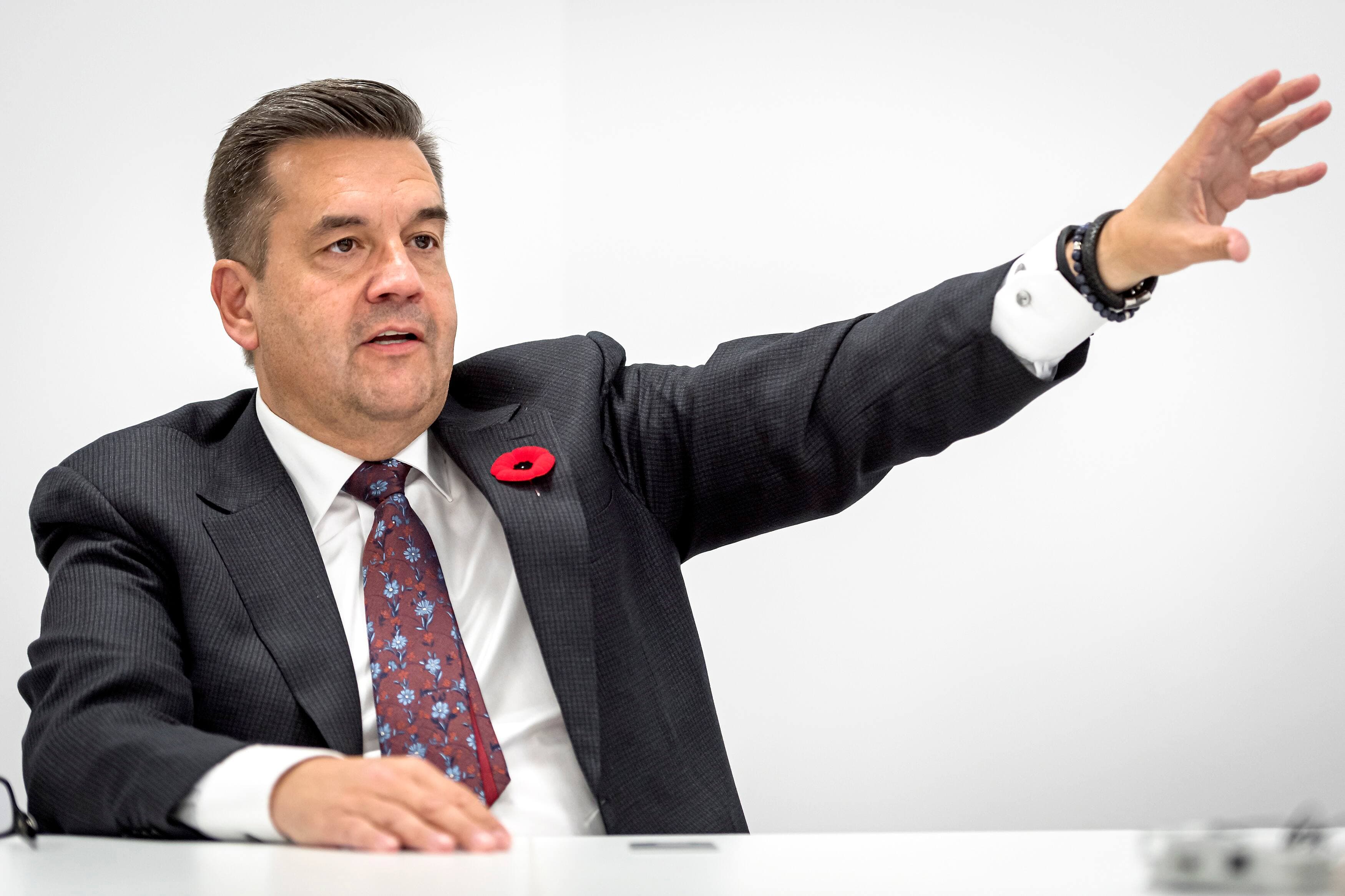 L’ex-maire et candidat à la mairie Denis Coderre s’est montré à plusieurs reprises inquiet de la fréquence des fusillades dans la métropole. Il propose notamment d’embaucher 250 nouveaux policiers et de leur fournir des caméras portatives.