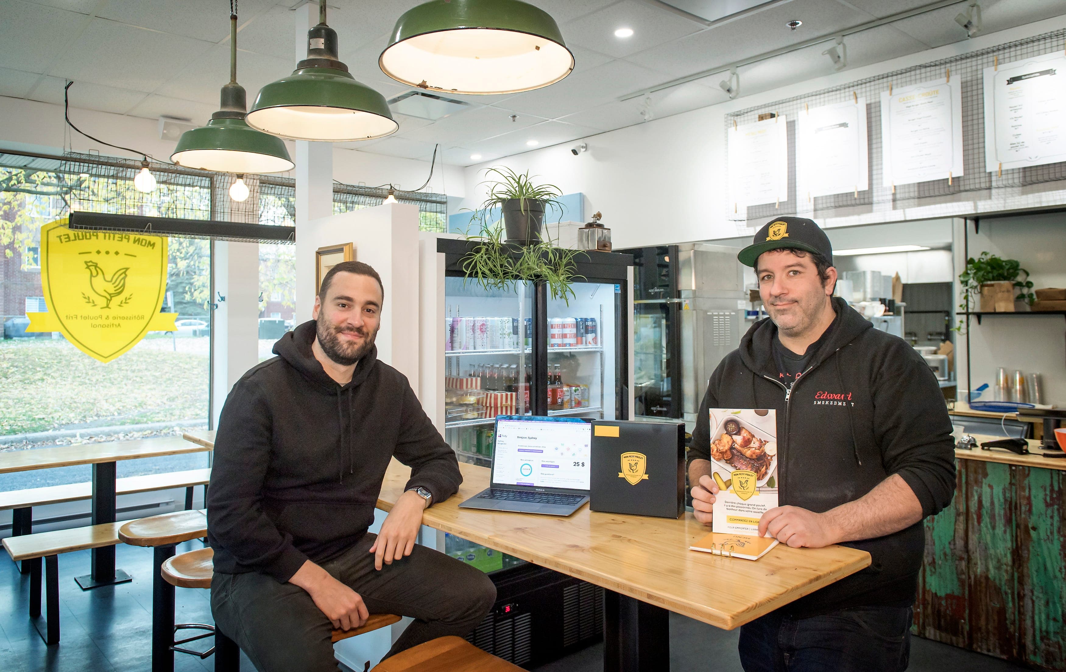 Pour attirer et garder ses employés, Pierre-Luc Lavoie (à droite), propriétaire de six restaurants dans la grande région de Montréal, utilise les services d’une jeune start-up québécoise, cofondée par Sydney Wingender (à gauche), qui réinvente les avantages sociaux.