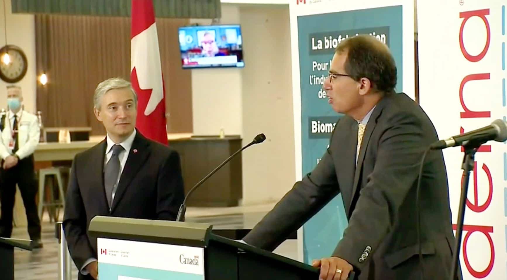 François-Philippe Champagne, ministre de l’Innovation, des Sciences et du Développement économique, et Stéphane Bancel, PDG de
la société de biotechnologies américaine Moderna, en août dernier, lors de l’annonce de la construction d’une usine en sol canadien.