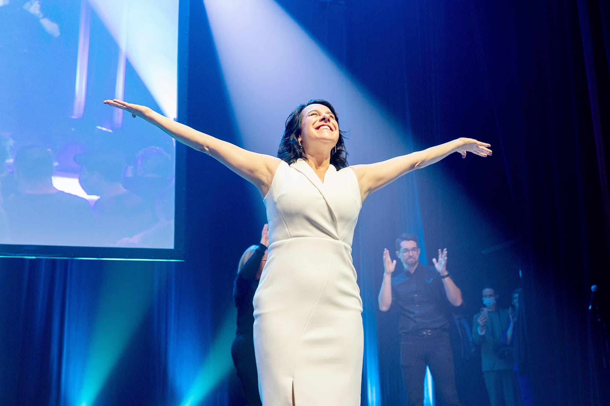 Valérie Plante s’est présentée devant ses partisans à L’Olympia de Montréal avec un sourire triomphant, dimanche.