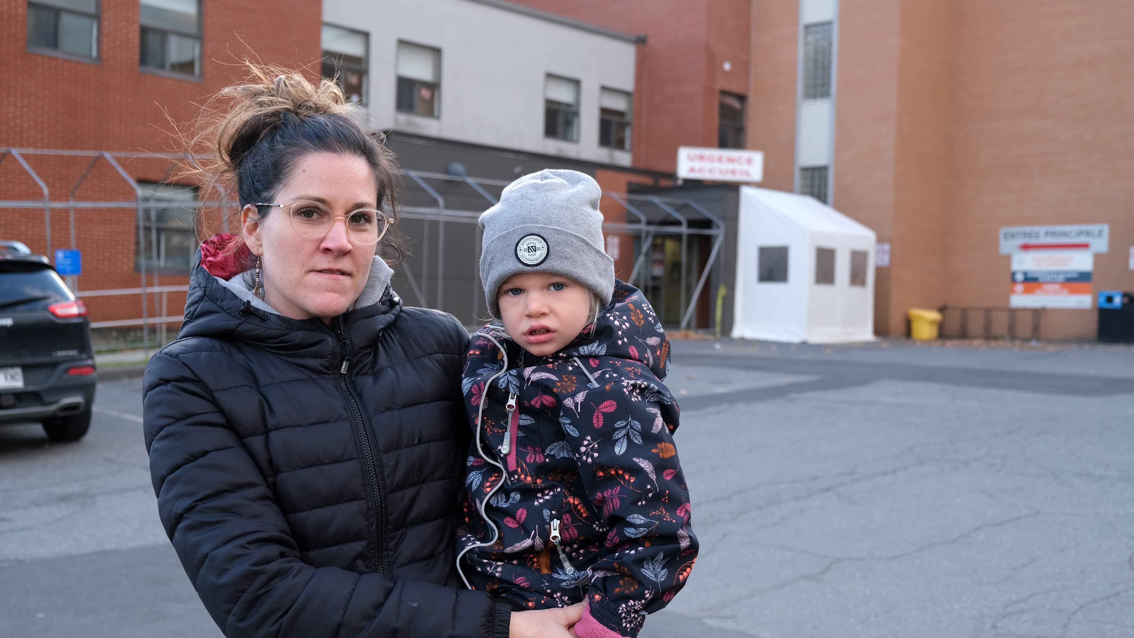 Stéphanie Tremblay avec sa fille, Emma, devant l’urgence de Coaticook.