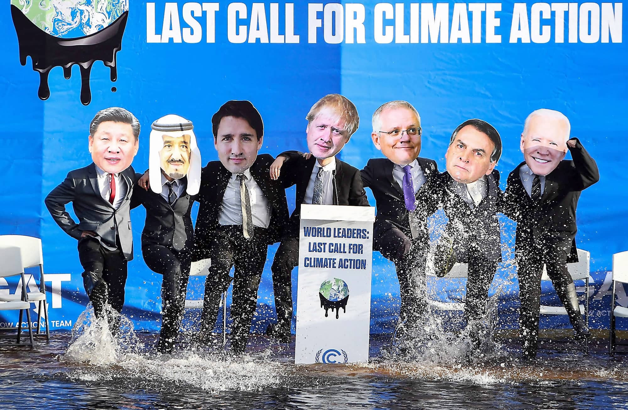 Des militants déguisés en dirigeants mondiaux, dont le premier ministre Justin Trudeau, lors d’une manifestation à Glasgow.