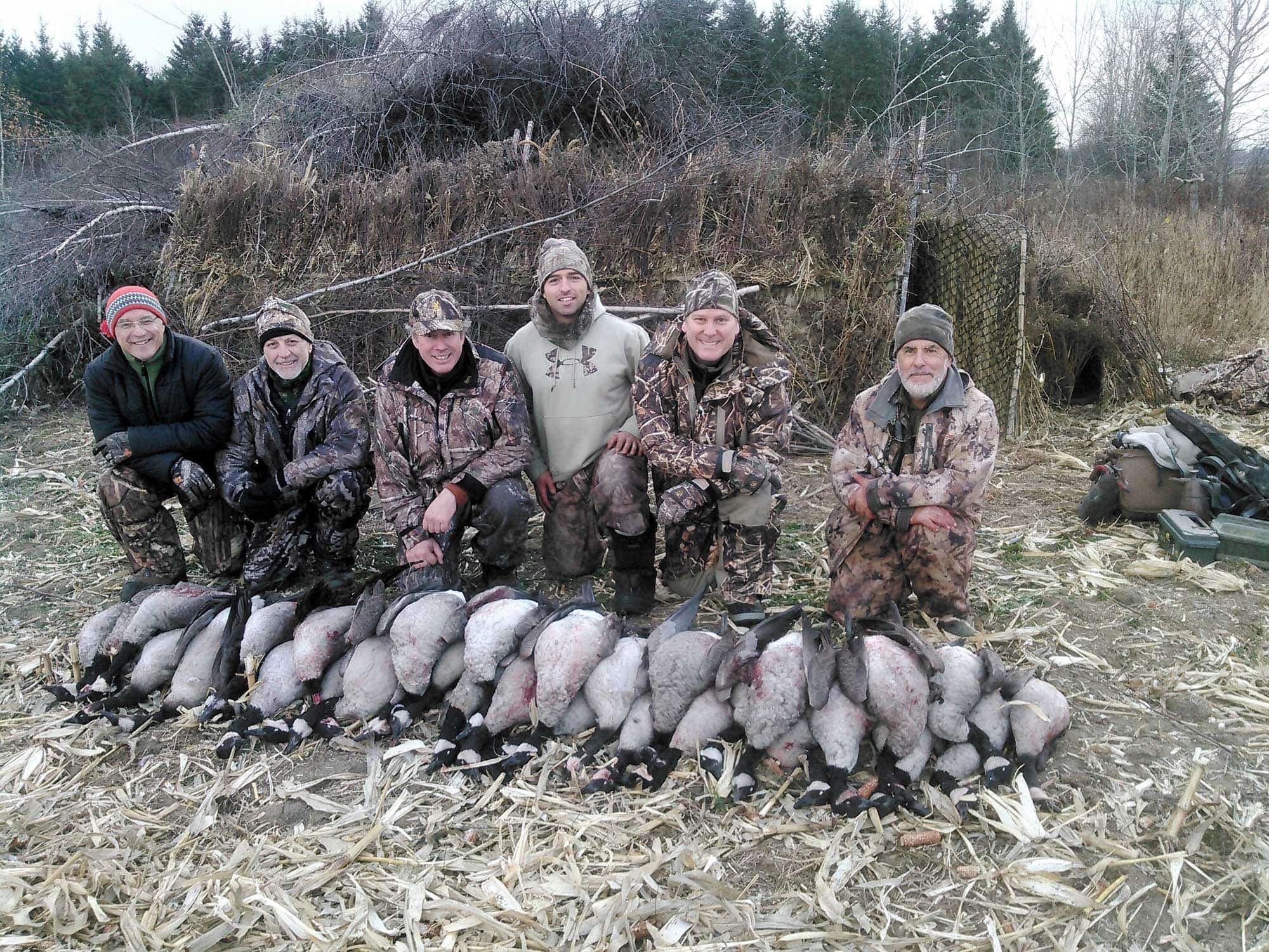Vous trouverez dans ce texte quelques trucs et astuces de Michel La Haye (dernier à droite sur ce cliché) pour déjouer les bernaches aux champs.