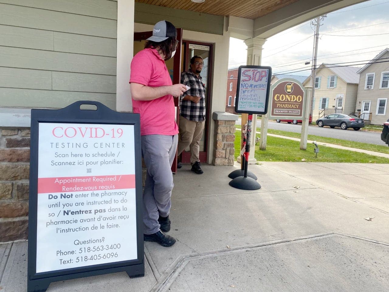 Des pharmacies offrent des tests rapides coûtant jusqu’à 150 $ US. Certains affichent même l’information en français.