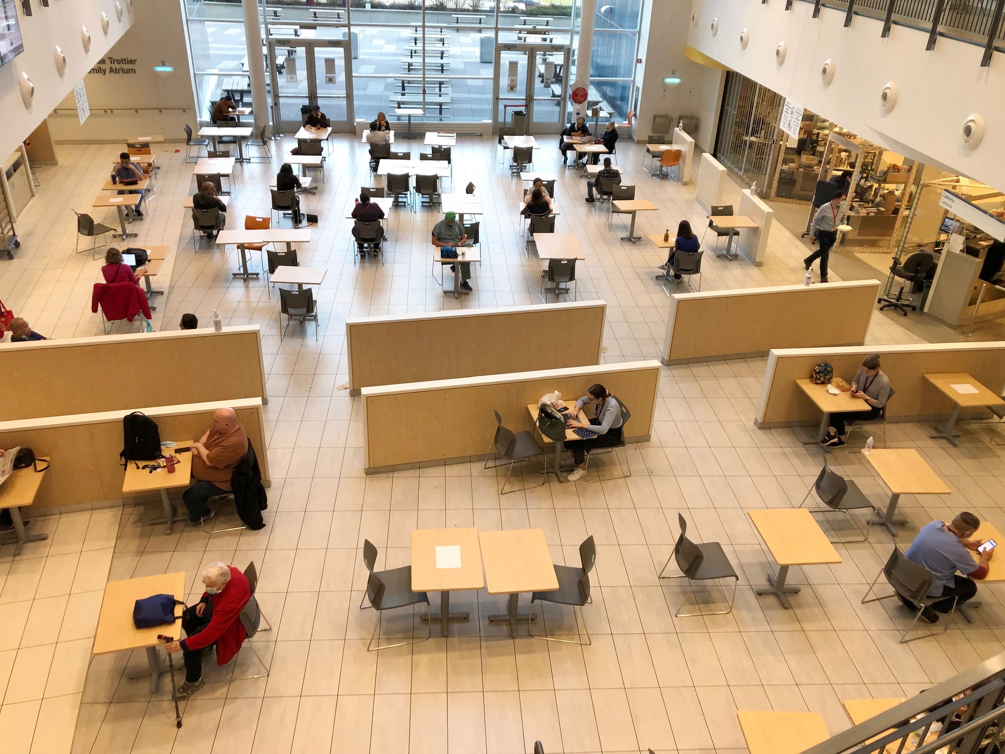 Les tables sont distanciées à la cafétéria du CUSM, à Montréal